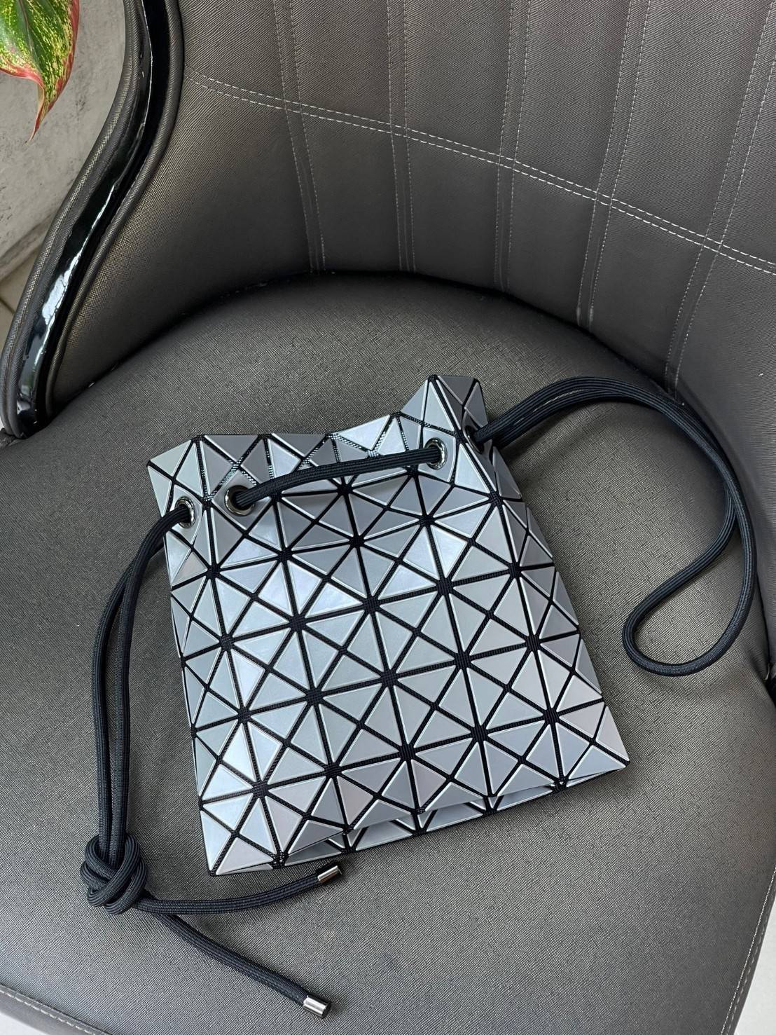 Baobao Issey Miyake Wring Small Bag กระเป๋าสะพายครอสบอดี้พร้อมสายรูดเปิดปิด สามารถปรับความยาวของสายได้ตามสไตล์ความชื่นชอบ ด้วยดีไซน์ทรงน่ารัก เหมาะสำหรับให้สาวๆหยิบใช้ในวันสบายๆ แต่เต็มเปี่ยมไปด้วยความคล่องแคล่ว ไฮไลต์ของซีซั่นนี้คือกระเป๋าที่มาพร้อมกับเช