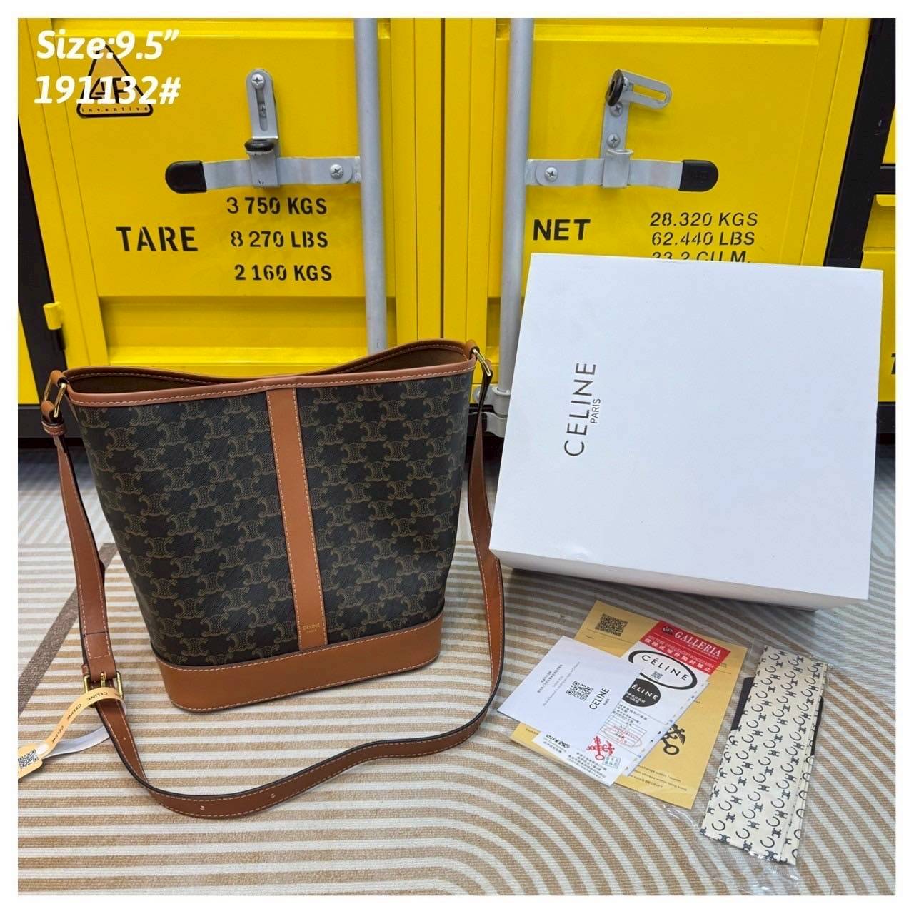 Celine bucket bag in Triomphe canvas and leather / Celine Tote Bag 6" 8" 9.5" กระเป๋าสะพายทรงบัคเก็ต โท้ทรุ่นแรกของแบรนด์ที่ได้รับความนิยมมากที่สุด ควรมีติดตู้ไว้เลย ดีไซน์สวยคลาสสิคไม่มีเอาท์