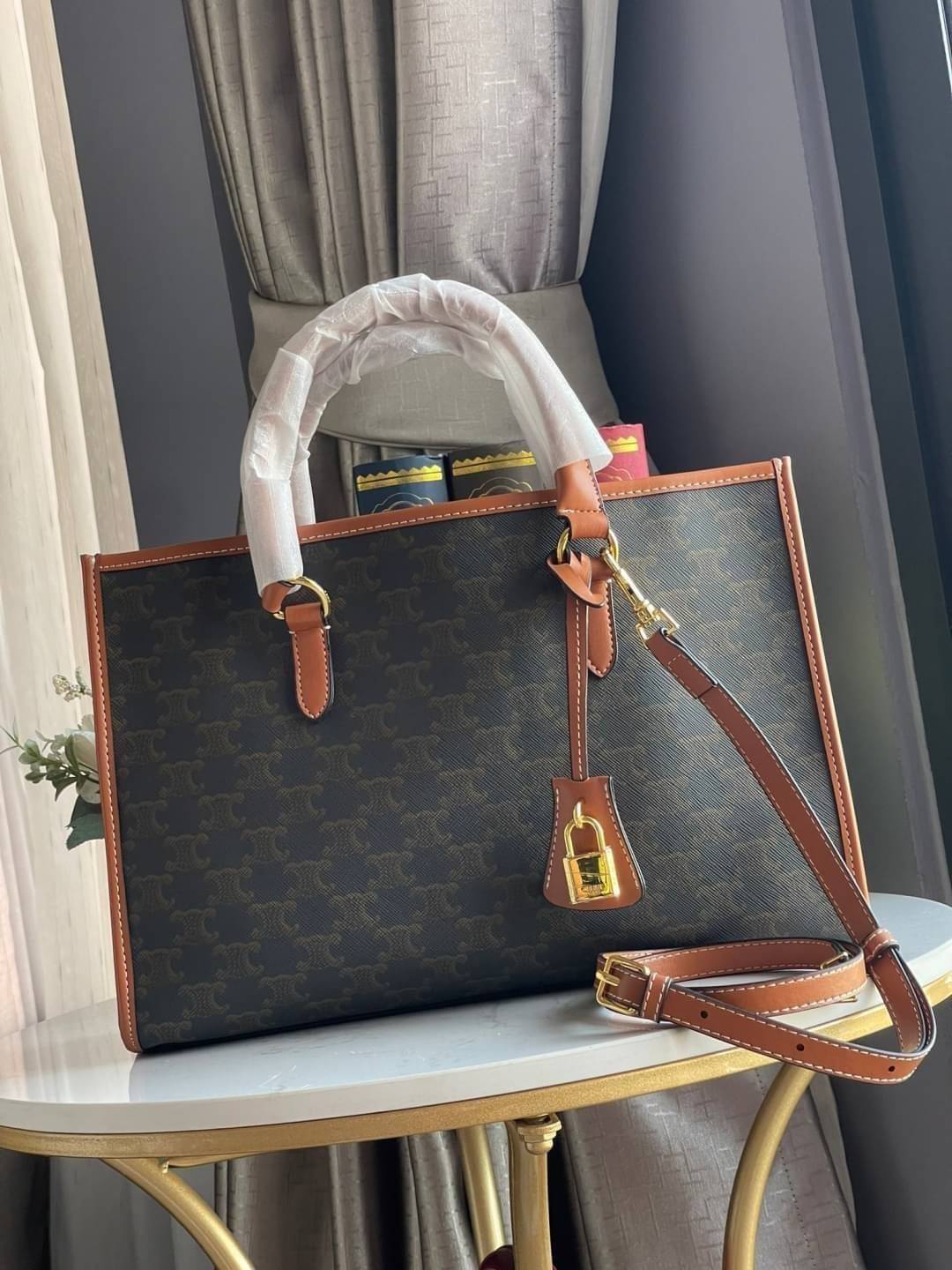 Celine Horizontal Cabas In Triomphe Canvas / Celine tote bag สายชอบพกของเยอะ ต้องหยิบของในกระเป๋าบ่อย รุ่นนี้ก็เป็นอีกตัวเลือกที่น่าสนใจค่ะ เพราะนอกจากจะจุของได้เยอะแล้วดีไซน์ยังเรียบสวยมีกลิ่นอายความวินเทจ อีกทั้งขนาดกระเป๋าใหญ่กำลังดีไม่เกะกะ เคลื่อนไหว
