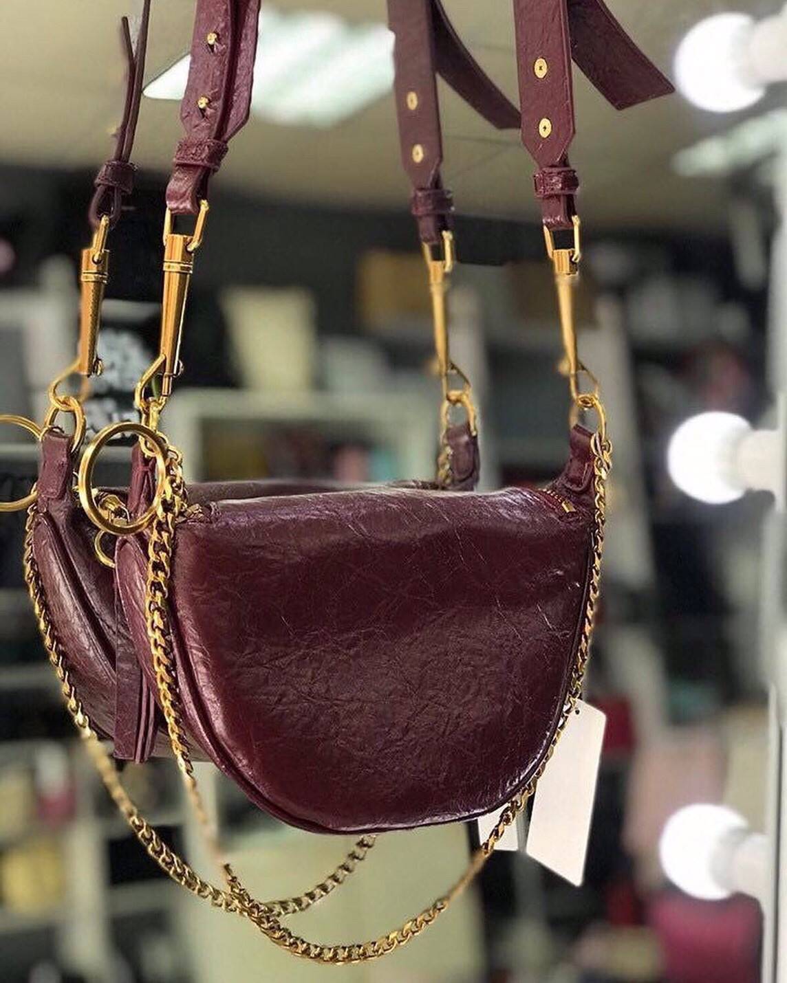 CHARLES & KEITH WRINKLED EFFECT RING ZIP TASSEL CROSSBODY BAG กระเป๋าสะพาย/คาดเอว/คาดอกรุ่นใหม่ล่าสุด เปิด-ปิดด้วยซิป ภายในโล่งกว้างมีช่องเล็กใส่บัตร จุของได้เยอะดีไซต์เก๋ไม่ซ้ำใคร สามารถสะพายได้หลายแบบไม่จำเจ ราคาสุดคุ้มห้ามพลาดค่ะ