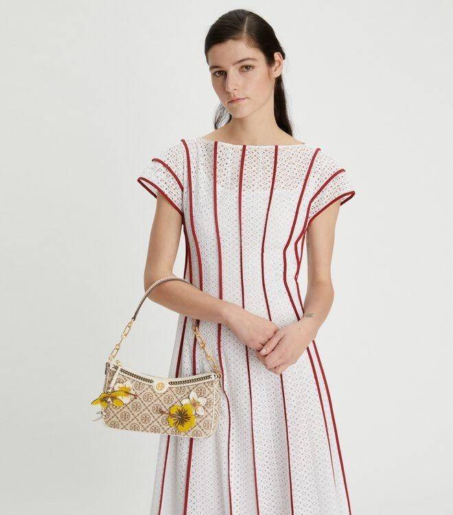 Tory Burch T Monogram Braided Floral Studio Shoulder Bag กระเป๋าถือหรือสะพายไหล่ลาย Monogramวัสดุผ้าJacquard+หนังแท้ ตัดเย็บอย่างปราณีต ผสานงานแกะสลักหนังสุดวิจิตร ประดับตกแต่งด้วยดอกไม้เพิ่มความหรู เป็นกระเป๋าดอกไม้ของฤดูกาลนี้ที่เพิ่มความซับซ้อนและแสนหว