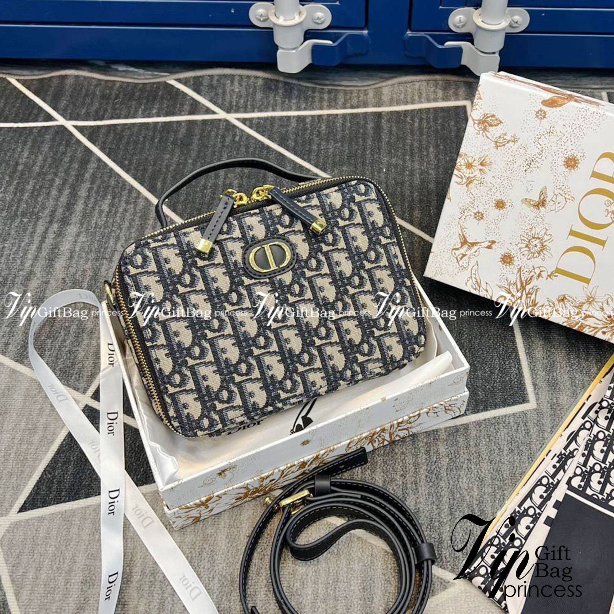 DIOR Caro Box Bag with Chain กระเป๋าสะพายทรงกล่อง หรูหรา ใช้งานง่าย ภายในเป็นช่องโล่ง มีช่องย่อย มาพร้อมสายสะพาย crossbody ถอดได้ ที่สามารถปรับใช้ได้หลากหลายสไตล์ เป็นสีที่ใช้งานได้ทุกโอกาส มาครบ box set ให้เก็บเป็นคอลเลคชั่นได้ ในราคาสุดคุ้ม จัดเลย!!