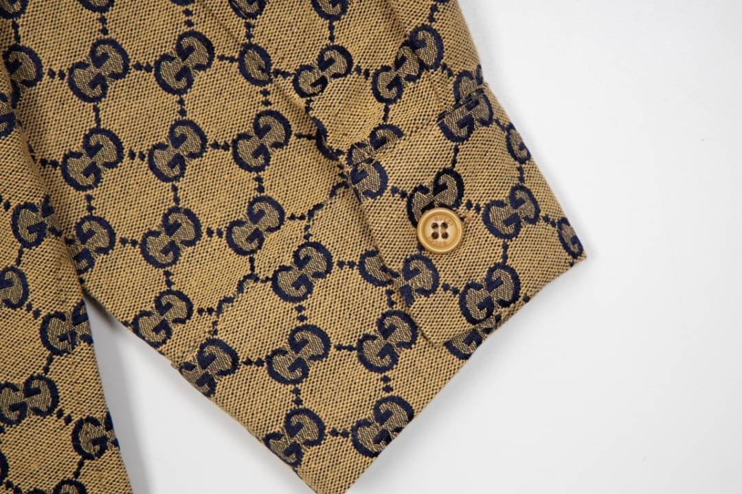 GUCCI Monogram Shirt / Gucci shirt เกรดออริจินอล มีป้ายแท็กที่คอเสื้อ ใส่ได้ทั้งผู้หญิงผู้ชาย พร้อมส่งที่ไทย ภาพสินค้าถ่ายจากงานขายจริง ใช้งานต่างประเทศได้