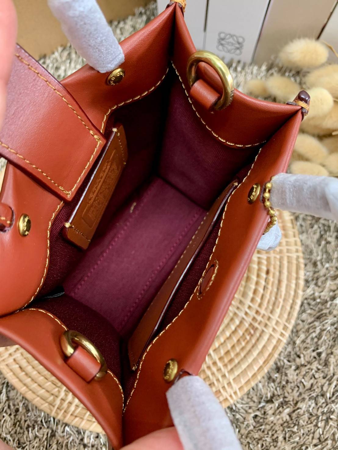 COACH MINI CASHIN TOTE ((C4828)) 💥พร้อมส่งที่ไทยรุ่นใหม่ล่าสุดค่ะ! กระเป๋าขนาดมินิ หนังแท้ หนังนิ่มสวย น่าใช้มากๆค่ะ ปากกระเป๋าแบบแม่เหล็ก ภายในสามารถใส่กระเป๋าเงินใบกลางได้;มือถือแบบตั้งได้ทุกรุ่น;ของจำเป็นจุกจิกสาวๆได้หลายอย่างนะคะ;พร้อมช่องเสีย