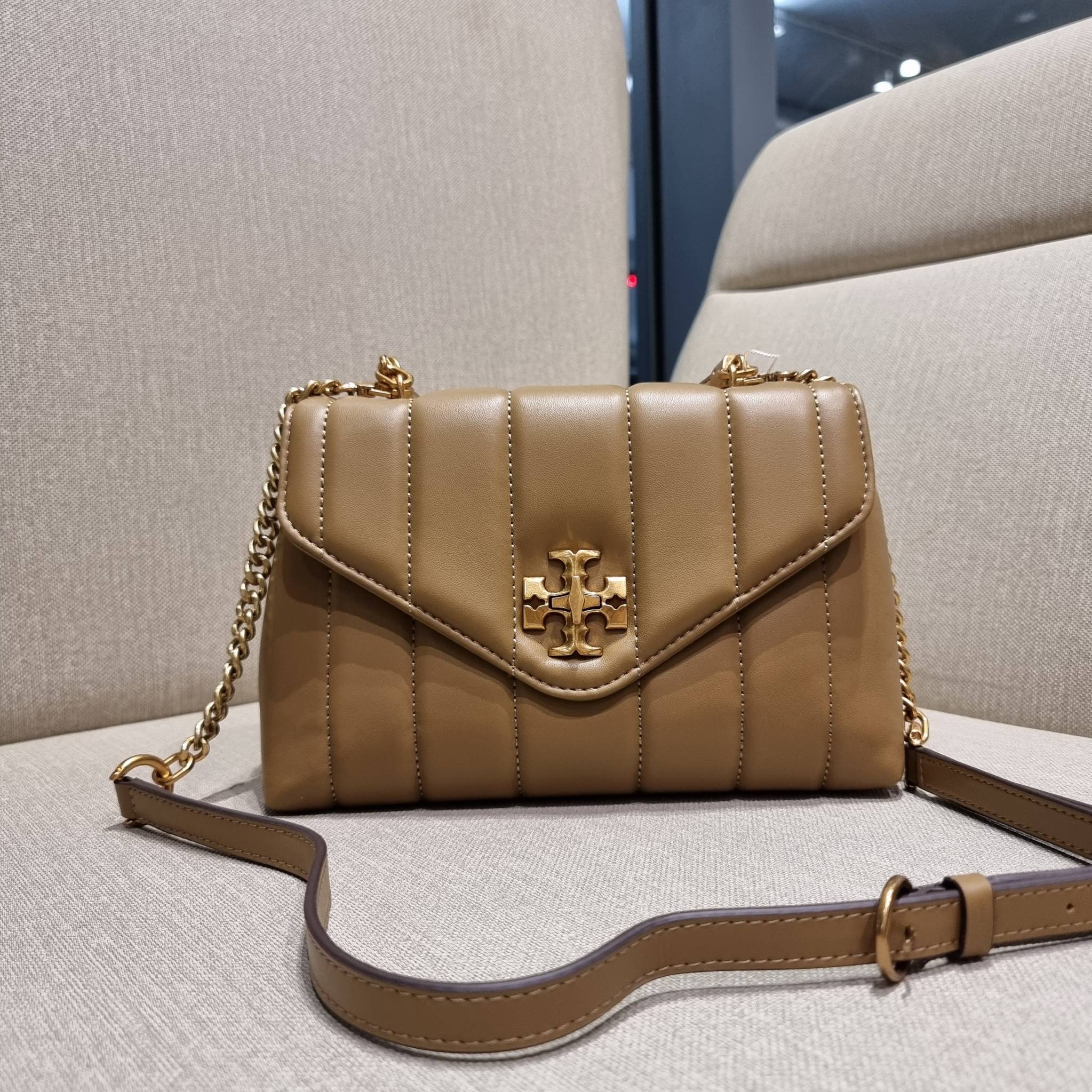TORY BURCH KIRA QUILTED SMALL SATCHEL มาแล้วด่วนๆ!! กับคอลที่ปังไม่ไหว พร้อมเสิร์ฟสีคลาสสิค กระเป๋าถือ/สะพาย ทรงสวย สะพายคล่องตัว หนังแท้ ดีไซน์บุนวม เส้นคมสวยหรู วัสดุหนังแกะ สัมผัสดีงาม นิ่มมือ เปิด-ปิดด้วยอะไหล่บิดล็อค ภายในเป็นช่องโล่ง มีช่องซิป ใส่ขอ