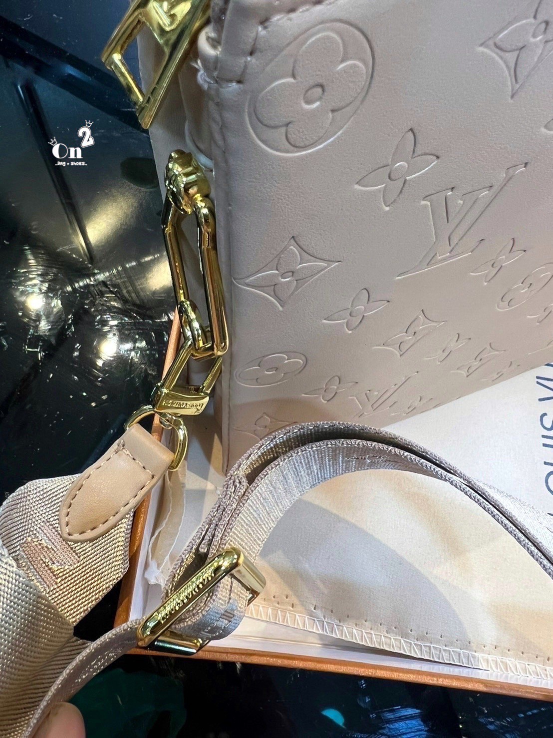 LV HANDLE POUCH MONOGRAM / LV Coussin PM Bag กระเป๋าสะพายกึ่งคลัชท์ สุดล้ำ มาแรงมาก ด้วยความสวยปังตั้งแต่แรกเห็น วัสดุหนังแกะสังเคราะห์ปั๊มลายสวยคม มาพร้อมสาย 2 เส้น เลิศๆ มีสายโซ่ที่มีดีเทลละเอียดไม่ซ้ำ และสายสปอร์ตครอสบอดี้ ที่จะคล้องไว้ทั้งสองเส้นก็ดีง