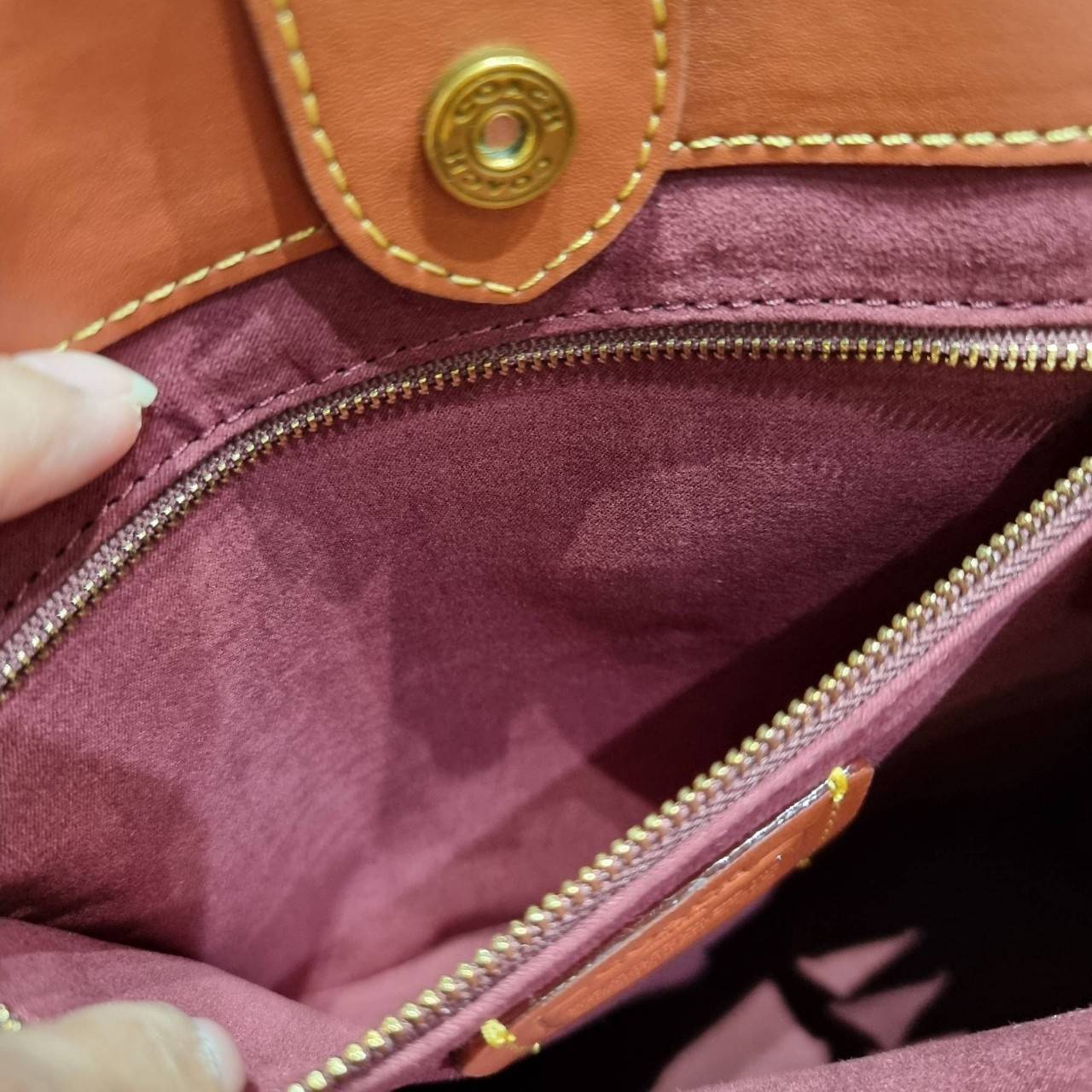 COACH C0776 FIELD TOTE WITH HORSE AND CARRIAGE PRINT คอลเลคชั่นสุดคลาสสิค สวยหรูดูแพง กระเป๋าทรงโท้ท ไซส์ใหญ่จุคุ้ม ฟังก์ชั่นการใช้งานสะดวกที่สุด มีทั้งสายคล้องแขนในตัว และสายครอสบอดี้ วัสดุหนังแคนวาสเคลือบลายสลับหนังแท้ ปากกระเป๋ามีกระดุมแม่เหล็กไว้ปิดกั