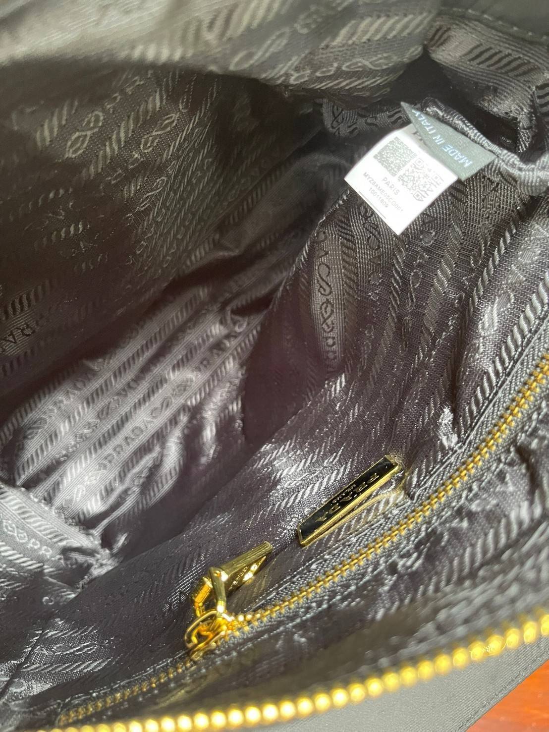 Prada Black Quilted Nylon Vintage Shoulder Bag ถือว่าเป็นแบรนด์ที่ได้รับการขนานนามว่าเป็น "แบรนด์คลาสสิกที่แปลกใหม่ ดูเก่าแต่ทันสมัย" กระเป๋าสะพายไหล่ใบนี้ วัสดุเป็นไนลอนที่ถือเป็น Iconic ของแบรนด์ มาพร้อมกับดีเทลที่ใช้สายสะพายโซ่ร้อยเข้ากับหนัง