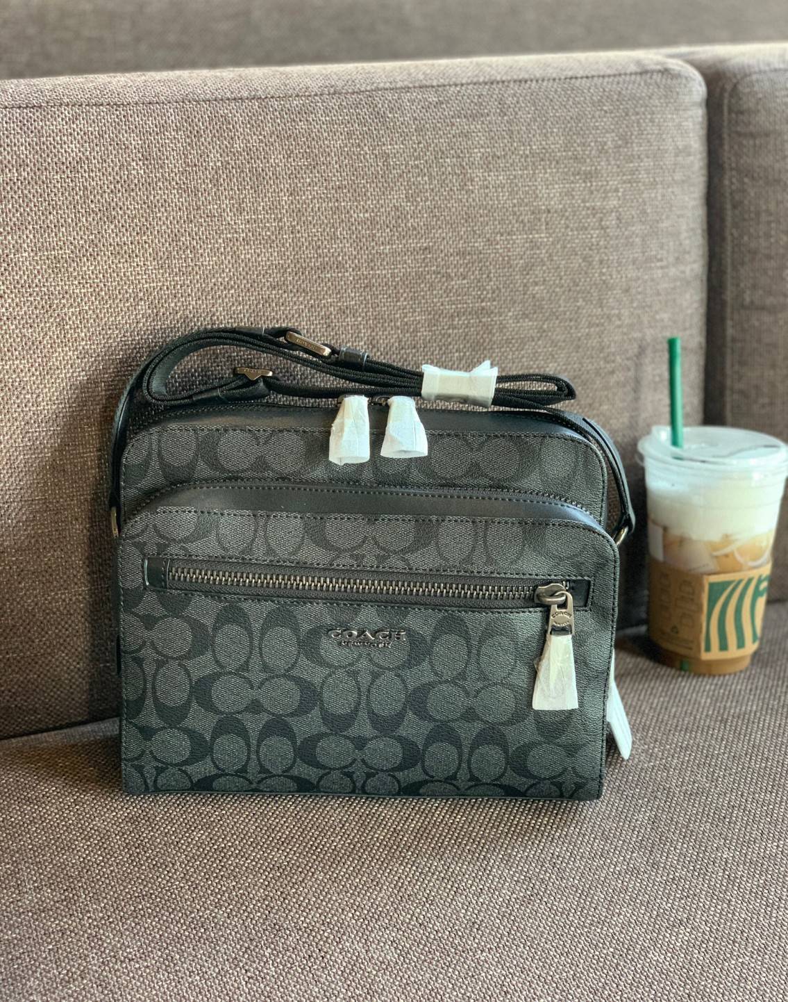 พร้อมสีออกใหม่ ห้ามพลาดค่าา!! COACH WEST CAMERA BAG IN SIGNATURE ((91485)) 🔺กลับมาตามคำเรียกร้องค่าา! กระเป๋าสะพายผู้ชาย((ผู้หญิงก็ใช่สวยทีเดียวค่ะ😘)) หนังแท้ ล่ยหนังCanvasสวยค่ะ มีช่องซิปหน้า//ช่องซิปกลางกว้าง//ช่องหลักแบบซิปคู่ ใส่สัมภาร