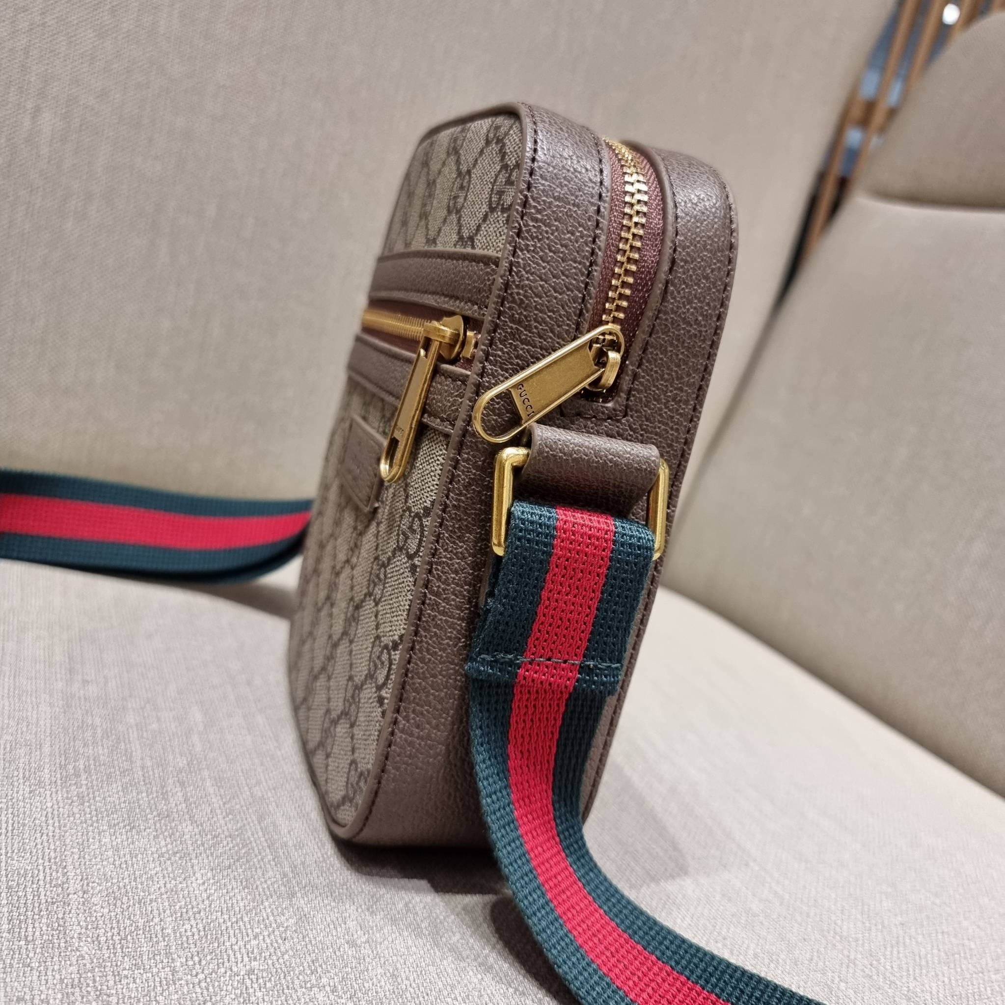 VIP 】GC VIP MINI MESSENGER CROSSBODY BAG กระเป๋าสะพายข้างพรีเมี่ยมกิ๊ฟลุคสปอร์ต เรียบแต่แอบหรู ไซส์มินิ น่าใช้!! วัสดุหนังแคนวาส ไม่ต้องห่วงเรื่องความทนทาน ✔️ ตกแต่งสายคาดหรู เท่ ดีไซน์สีตามสัญลักษณ์แบรนด์ เข้ากันมากๆ!! เปิด-ปิดด้วยซิป ด้านหน้ามีช่