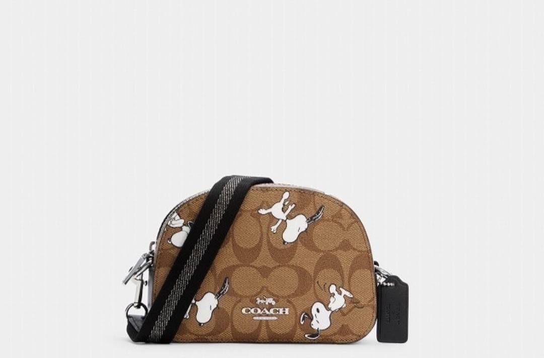 COACH C4590 COACH x PEANUTS MINI SERENA CROSSBODY IN SIGNATURE CANVAS WITH SNOOPY PRINT มาจ้าแม่ มาหนักๆอีกแล้ว กับคอลเลคชั่นที่ขายดี ขายหมด ไม่เคยพอจะขาย!! มินิเซเรนาคอลแลบกับสนูปพีแบบลงตัวที่สุด วัสดุหนังแคนวาสเคลือบลาย เปิด-ปิดด้วยซิป สะดวกใช้ ภายในเป็