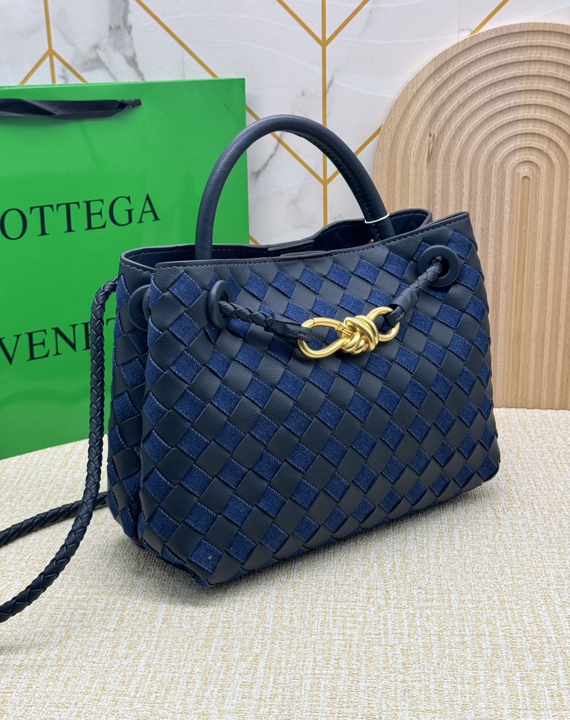 BOTTEGA Small Andiamo Denim Shoulder Bag 25cm / BOTTEGA Tote Bag กระเป๋าสะพายดีไซส์สาน วัสดุเดนิมคอตตอนรุ่นใหม่ สวยงามเป็นเอกลักษณ์ เกรดออริ 1:1 ใช้งานต่างประเทศได้