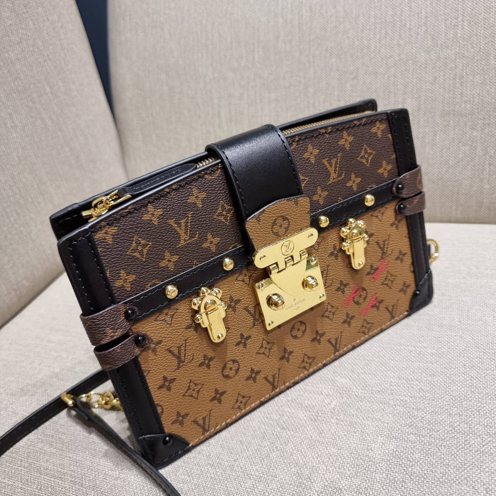 LOUIS VUITTON TRUNK CLUTCH Monogram / LV TRUNK CLUTCH กระเป๋าสะพายกึ่งคลัทช์ ทรงสวย ที่สาวๆเรียกร้อง วัสดุหนังแคนวาส ดีไซน์ทุกอย่างได้ลงตัว หรูหรา ปากกระเป๋ามีสายคาดล็อค และช่องซิปปิด ภายในแบ่งสัดส่วนไว้ดีมากๆ มาพร้อมสายสะพายโซ่สลับหนัง ที่ถอดออกได้ พกเป็