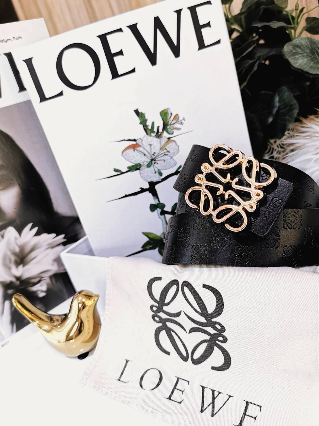 Loewe Logo Leather Belt VIP Gift With Purchase (GWP) วัสดุ Calfskin ปั๊มโลโก้แบรนด์สวยหรูดูดี หัวเข็มขัดโลโก้แบรนด์ 3D อะไหล่ทองตัวสายปรับระดับได้ ดีไซน์เรียบหรูคลาสสิคเข้ากับทุกลุ๊ค ใช้ได้ทั้งชายและหญิงค่ะ ไอเท็มแนะนำสวยน่าใช้น่าสะสม เหล่าสาวก Loewe GWP 