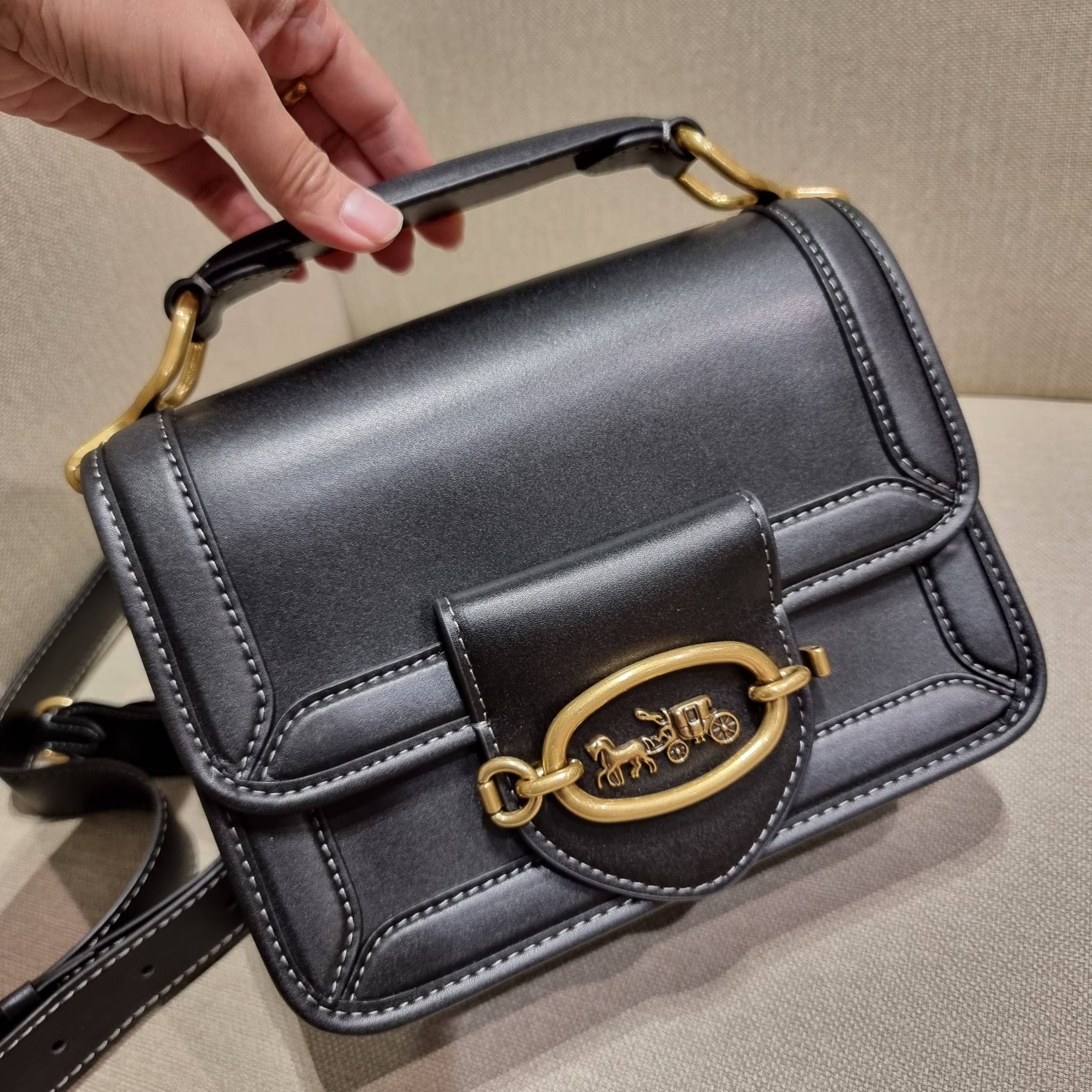 COACH C8449 HERO SHOULDER BAG / COACH C8450 HERO SHOULDER BAG IN SIGNATURE CANVAS ดีไซน์ใหม่ล่าสุด ที่มาพร้อมความหรูยกระดับ กระเป๋าถือ/สะพายข้าง ออกแบบทรงสวย คลาสสิค ขนาดกำลังพอดี ไม่ว่าจะถือ หรือสะพายสายครอส ก็ดูดีแบบไม่ต้องแต่งเติม วัสดุหนังแท้เต็มใบ ฝา