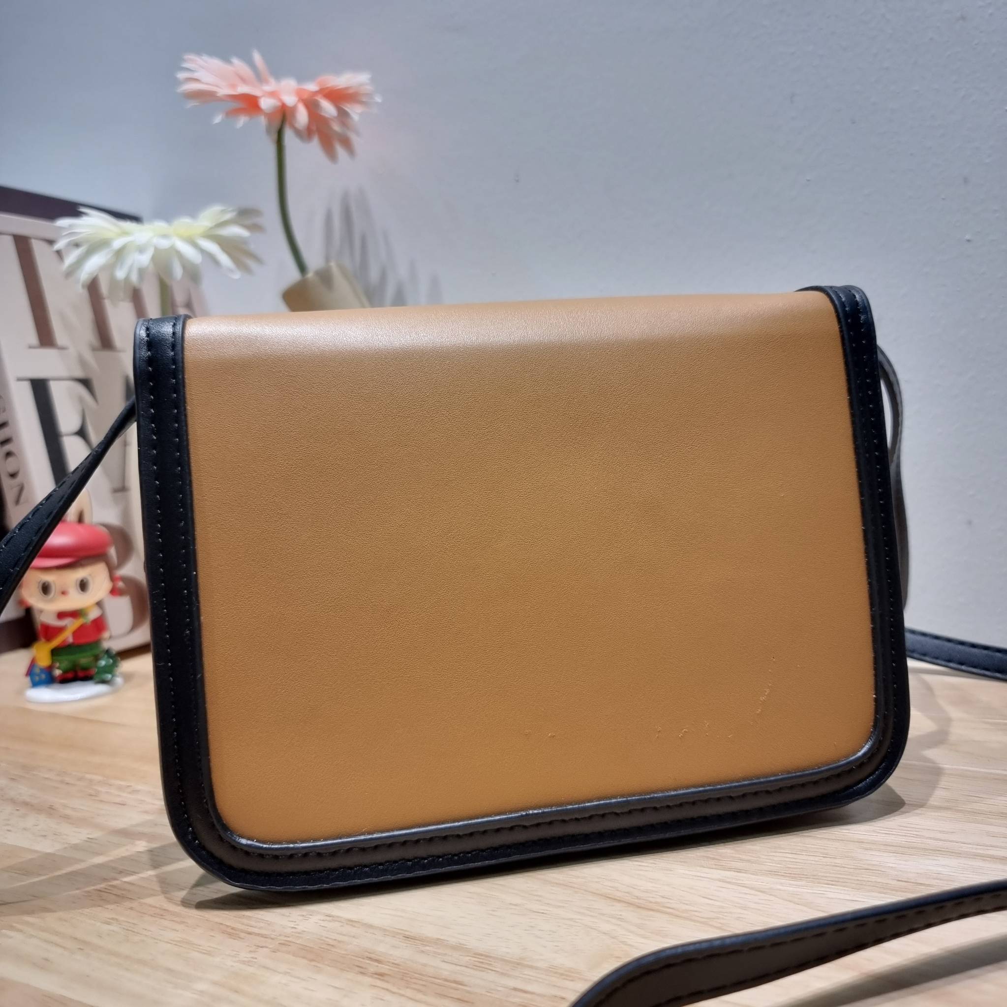 BURBERRY FRAGRANCES CROSSBODY BAG / BURBERRY SMALL CHECK CANVAS AND LEATHER TB BAG เบสท์ไอเท็ม!! คอลเลคชั่นที่ปังตลอดปี รอบนี้ออกแบบสไตล์ผู้ดีอังกฤษ เป็นเอกลักษณ์ london check โดดเด่น