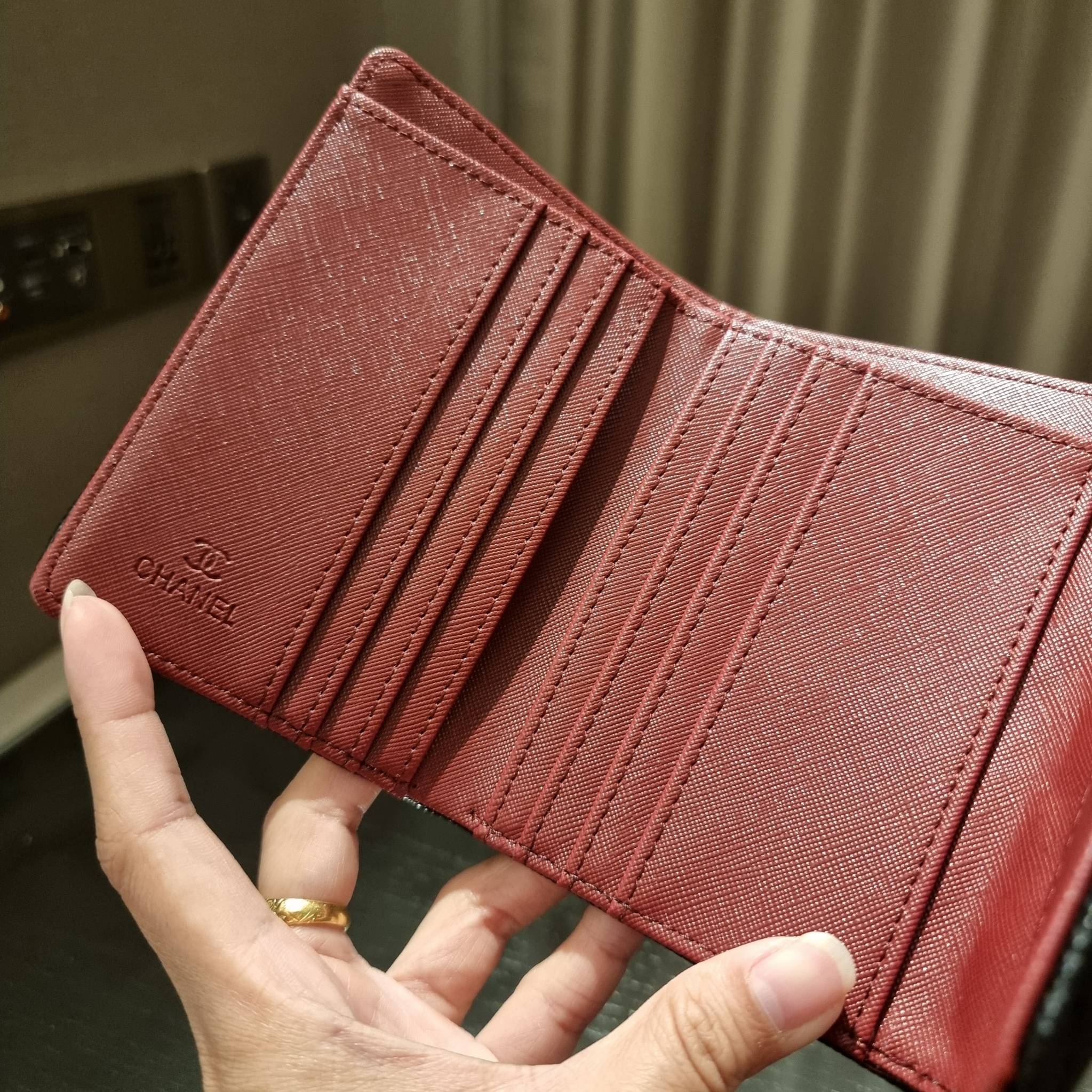 VIP 】มาแล้วจ้า!! รุ่นแนะนำ!! ฮิตติดใจสาวๆ!! กระเป๋าสตางค์ใบสั้นรุ่นฝาพับ จาก Chanel premium for gift เรียบหรู ดูไฮน์ วัสดุหนังสังเคราะห์ลายคาร์เวีย ด้านในเป็นหนังซาฟเฟียโน่ เปิด-ปิดด้วยกระดุมแม่เหล็ก ภายในกระเป๋ามีช่องใส่บัตร ใส่ธนบัตรได้ ดีไซน์เรียบหรูตา