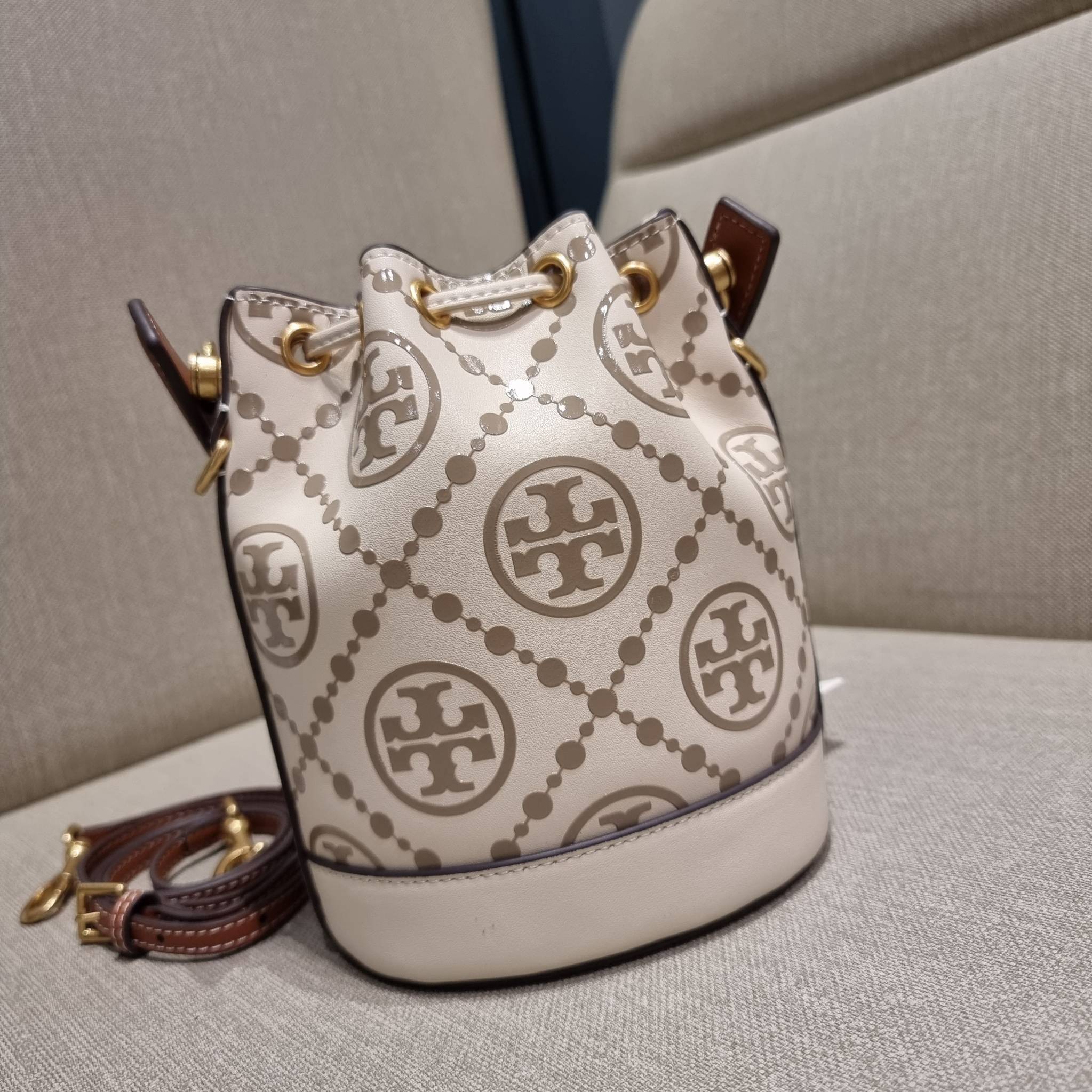 TORY BURCH T MONOGRAM EMBOSSED MINI BUCKET BAG คอลเลคชั่นใหม่ กับกระเป๋าบัคเก็ตทรงยอดนิยม ในไซส์มินิ ดีไซน์ใหม่ล่าสุด สวยลูกคุณหนู หรูหรา!! ด้วยดีเทลผิวลายนูนลวดลายเอกลักษณ์ วัสดุหนังแท้ ปากกระเป๋ารูดเปิด-ปิดได้ มีหูจับในตัว สะดวกใช้ไปอีก และมีสายสะพายข้า
