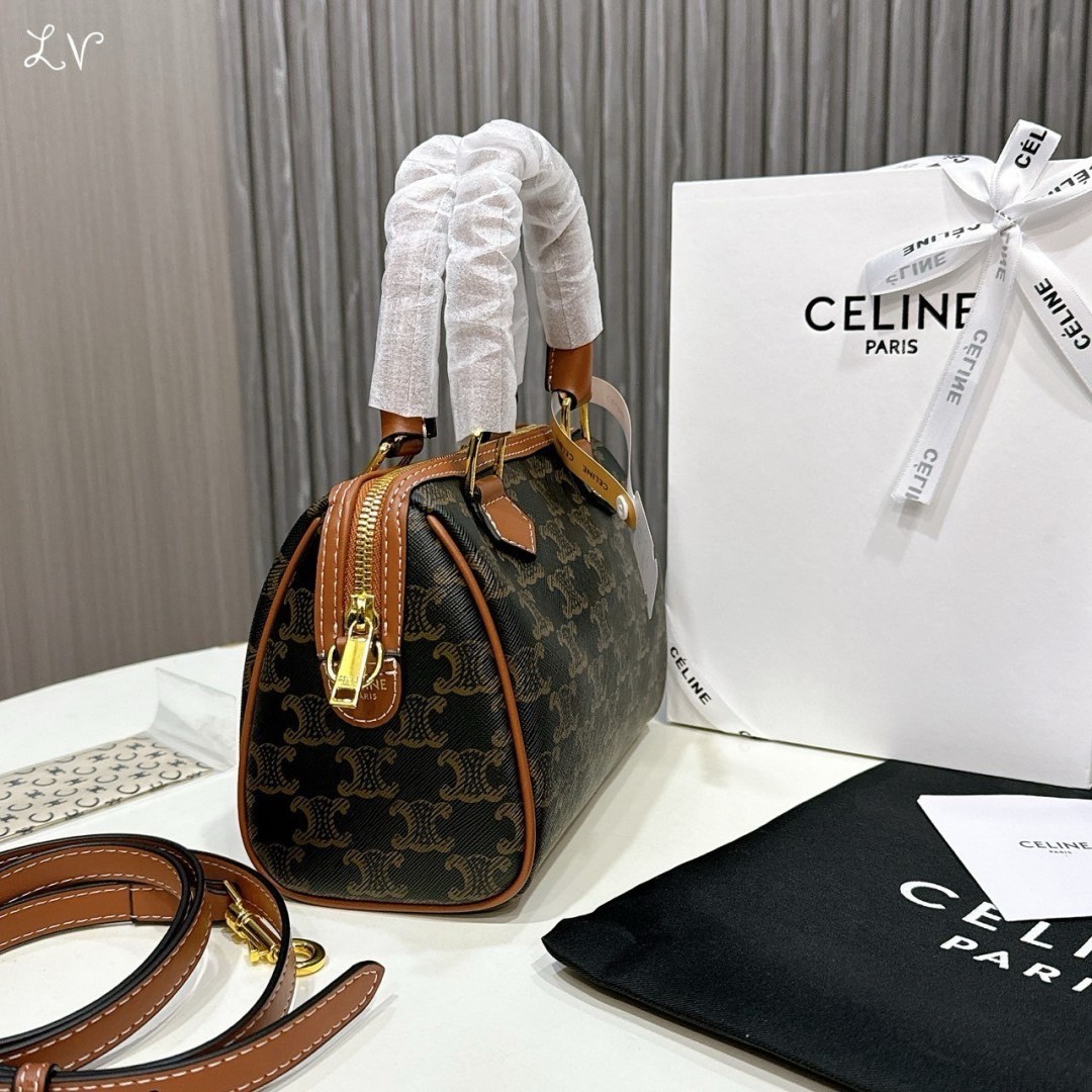 CELINE Small BOSTON bag in Triomphe canvas and Leather กระเป๋าสะพายทรงบอสตันสุดคลาสสิค ฮิตสุดๆในเกาหลี ไอเท็มแนะนำ! ไซส์เล็กน่ารัก ใช้ได้ทั้งหนุ่มๆและสาวๆ