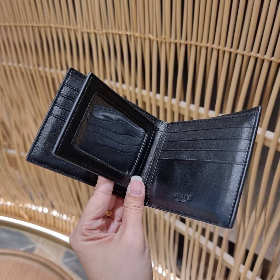 COACH 75371 COMPACT ID WALLET IN SIGNATURE CROSSGRAIN LEATHER กระเป๋าสตางค์ผู้ชาย ลาย c นูนเต็มใบ หนัง crossgrain อีกรุ่นที่ยอดขายไม่เคยตก 🤑🤑 ใบจริงดูผู้ดี ดูแพง!! ภายในมีช่องใส่บัตรได้เยอะ ใส่ธนบัตรได้ทุกใบ ซื้อให้คุณหนุ่มๆรับรองประทับใจไ