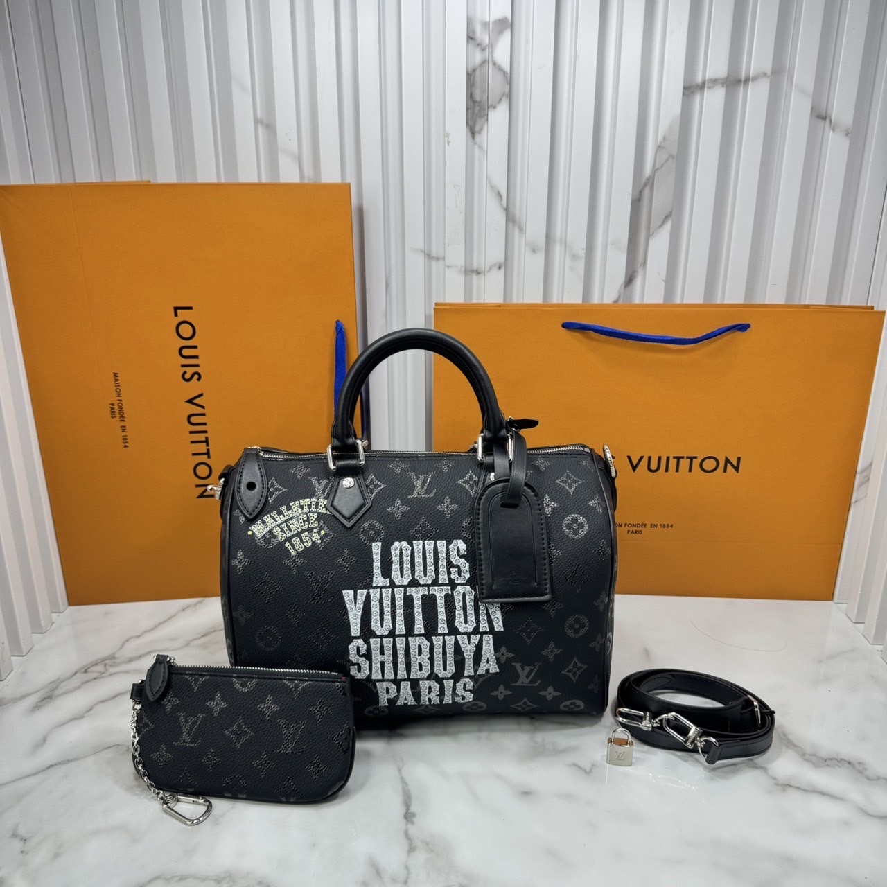 ORI หนังแท้ | LV Speedy P9 Bandoulière 30 Jackets กระเป๋าสะพายทรงหมอนสปีดี้ หนังสีดำ ประดับหมุดกระดุม ภายในบุหนังสีแดงแบบควิลต์งดงามสมบูรณ์แบบ