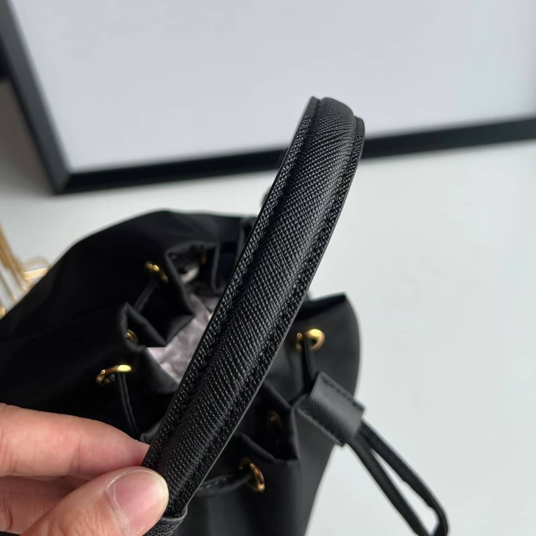 Prada Duet Re-Nylon Bucket shoulder bag / Prada Nylon bucket bag Pastel เกรดใช้สลับใบจริง ออริจินอล ใช้งานต่างประเทศได้ น้องสาวสุดสวยมาให้จับจองอีกหนึ่ง สีพาสเทลน่ารักละมุนมากๆ ค่ะ กระเป๋าสะพายข้าง ทรงขนมจีบ ไซส์มินิ ขนาดน่ารักน่าใช้มาก วัสดุขอบหนังแท้ แล