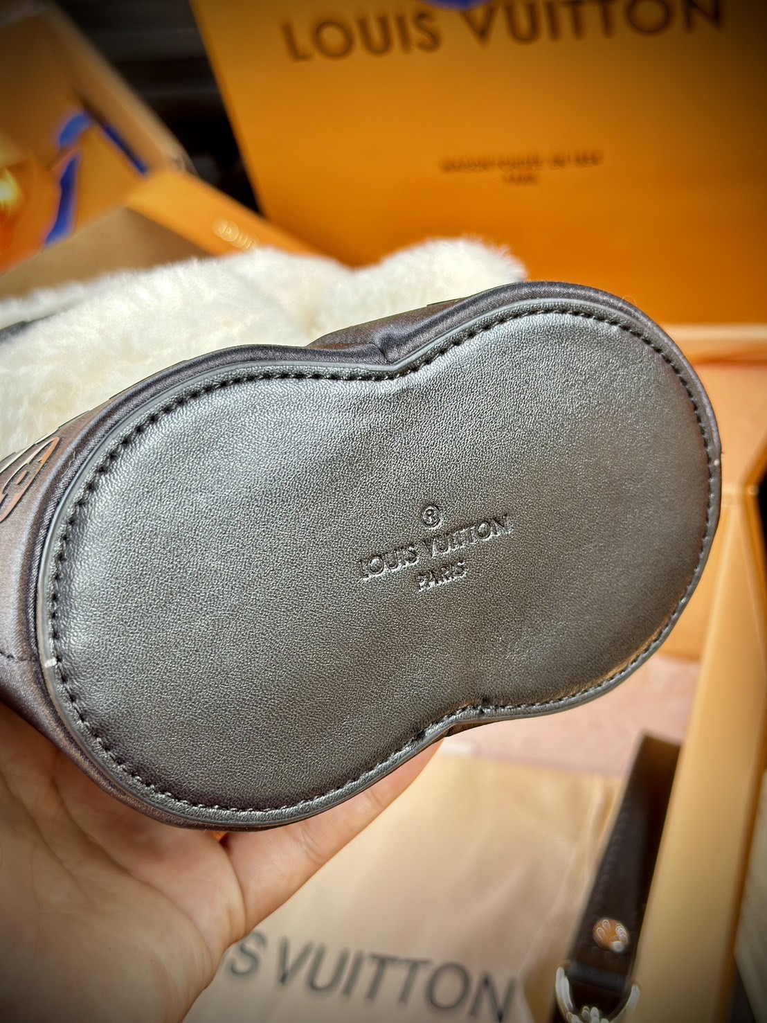 สลับแท้ LV Vivienne Backpack กระเป๋าเป้ คอลเลกชัน Ski Snow แต่งขอบขนเฟอสุดพิเศษ ดีไซน์น่ารักน่าใช้ งานผ้าไนลอนรุ่นใหม่ของแบรนด์ พิมพ์ลายโมโนแกรมด้วยซิลค์สกรีน