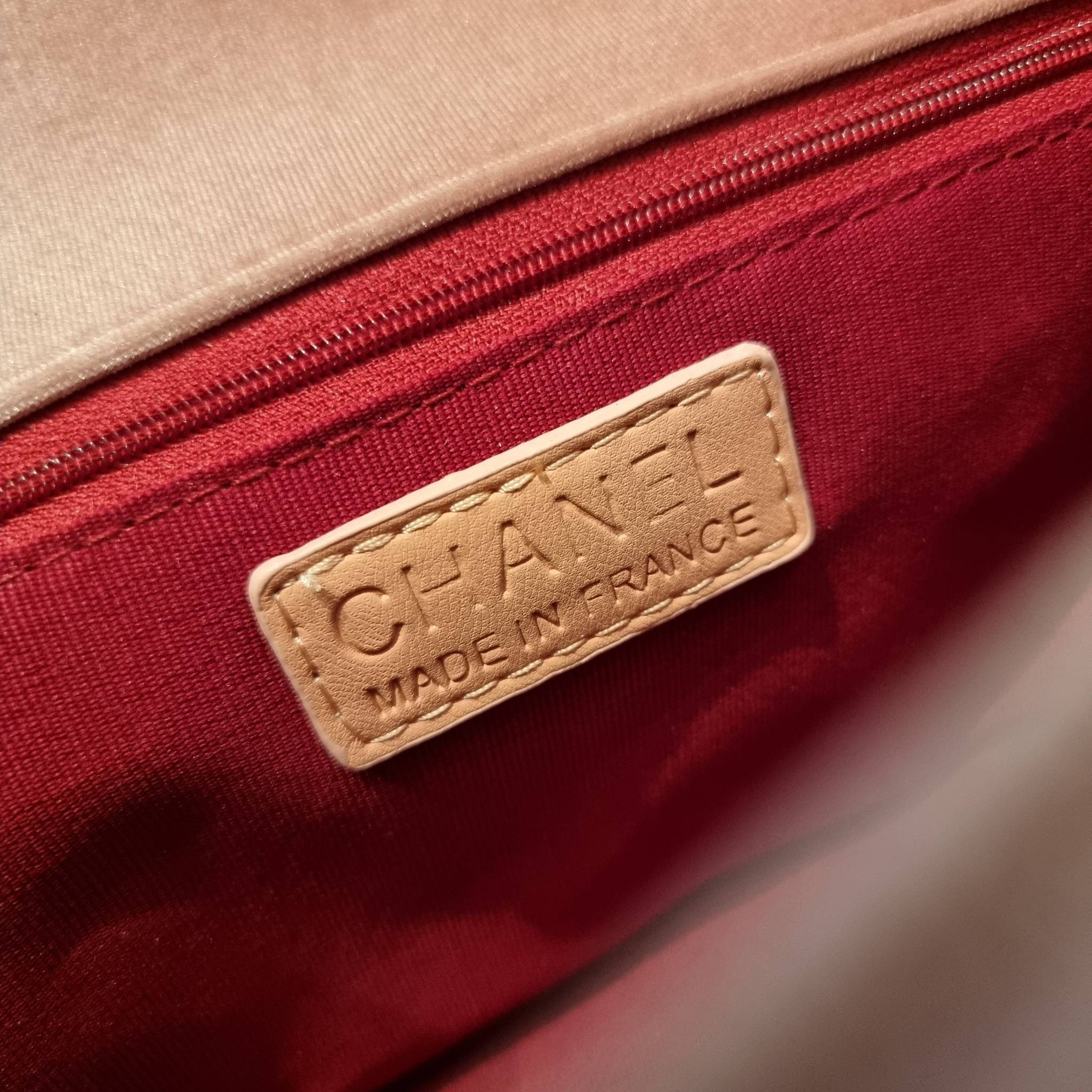 ไม่มองไม่เหลียวไม่ได้แล้ว!! ความหรูที่โดดเด่นจากผ้ากำมะหยี่ สร้างดีเทลผู้ดี ลูกคุณมากๆ Chanel vip boutique กระเป๋าสะพายจาก duty free ในราคาสุดประหยัด!! ดีไซน์เลิศ ตกแต่งด้วยโซ่ทูโทน ลงตัวแบบไม่มีที่ติ เปิด-ปิดด้วยตัวบิดล็อค ภายในโล่งกว้าง ใส่กระเป๋าสตางค์