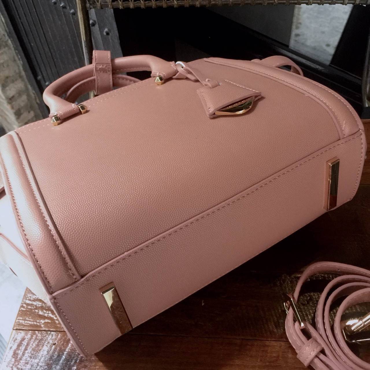 Charles&keith Structured Trapeze Detail Bag สำหรับคอลเลคชั่นใหม่ 2018 เพิ่มสีสวยๆโดนใจให้คุณได้เลือก ตัวกระเป๋าวัสดุหนัง PU อยู่ทรงน่าใช้ ภายในช่องใหญ่จุของได้เยอะม๊วกกก ช่องซิปเล็กด้านใน และช่องเก็บของจุกจิก เปิด-ปิดด้วยซิปรูดลื่นใช้งานคล่องตัว สายสะพายถ