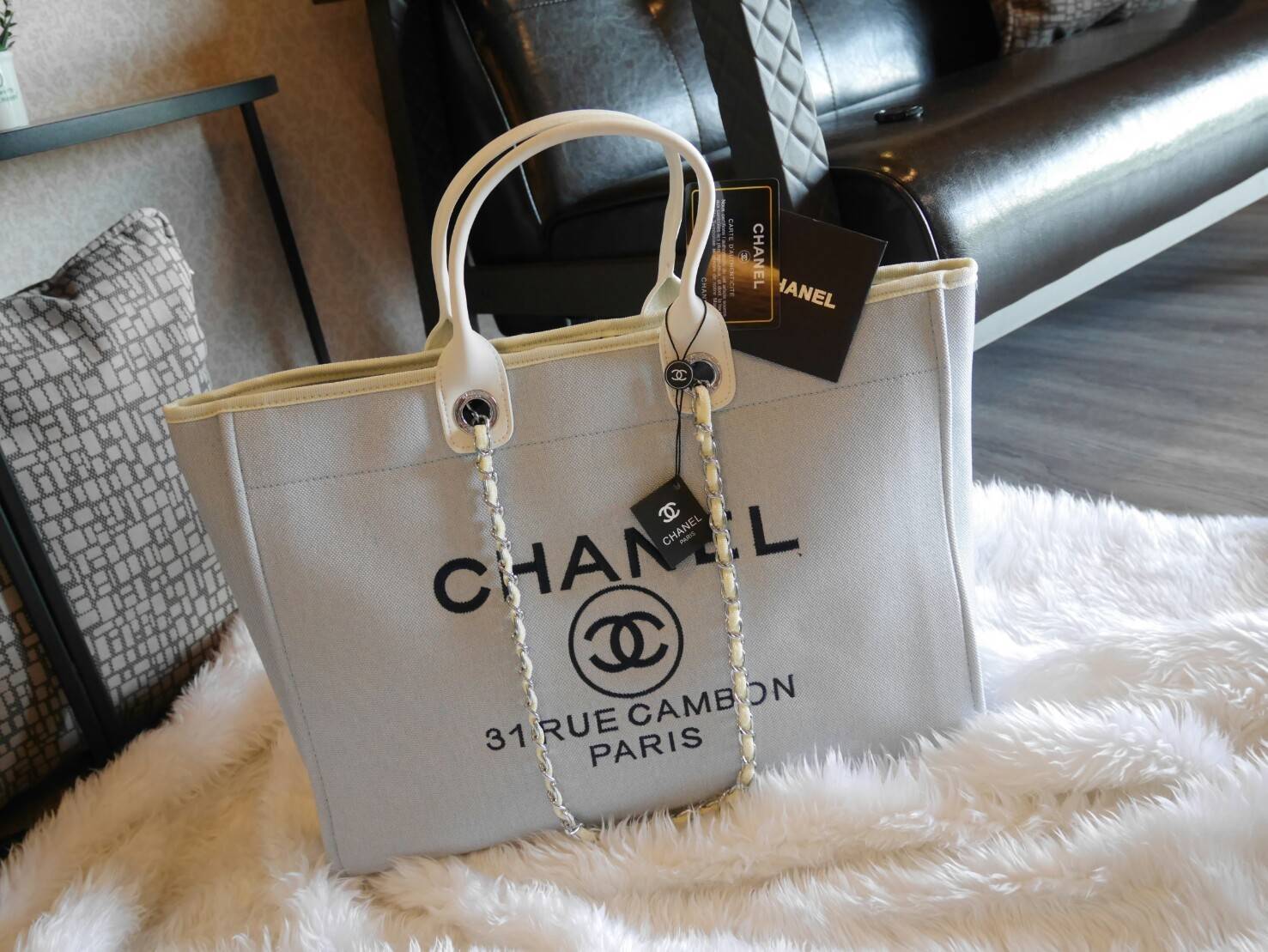 รุ่นใหม่ล่าสุด!! ที่สาวๆรอคอย Chanel tote canvas bag จากงานพรีเมี่ยม VIP GIFT รุ่นดังเลยค้า Size ใหญ่อลัง บอกเลยว่า **งานดีที่สุด ตัวกระเป๋า กระเป๋าผ้าเป็นผ้า canvas เนื้อดีสมราคา สัมผัส นุ่มลื่นมือมากกกก อะไหล่เงินปั้มแบรนด์แท้ทั้งใบ ด้านหน้าปัก logo แบร