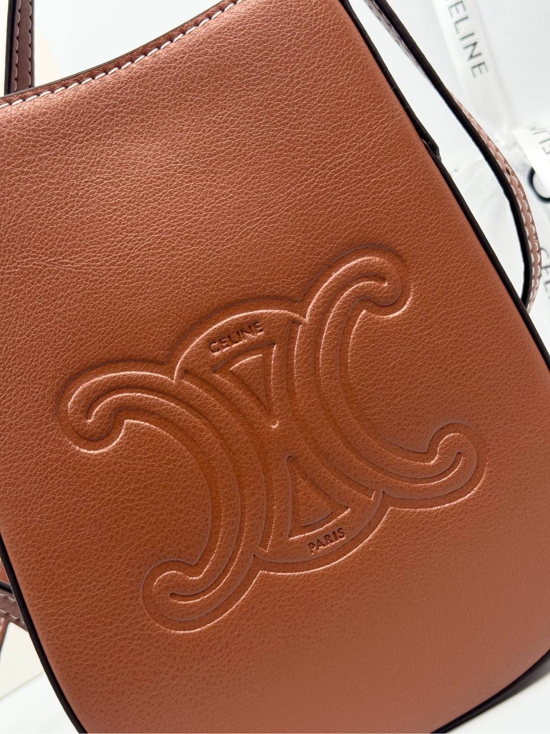 ORI หนังแท้ | CELINE PHONE POUCH HELOISE IN SUPPLE กระเป๋าใส่โทรศัพท์ เรียบหรู ด้วยลวดลาย Triompe ที่แสดงถึงความเป็นเอกลักษณ์ของแบรนด์