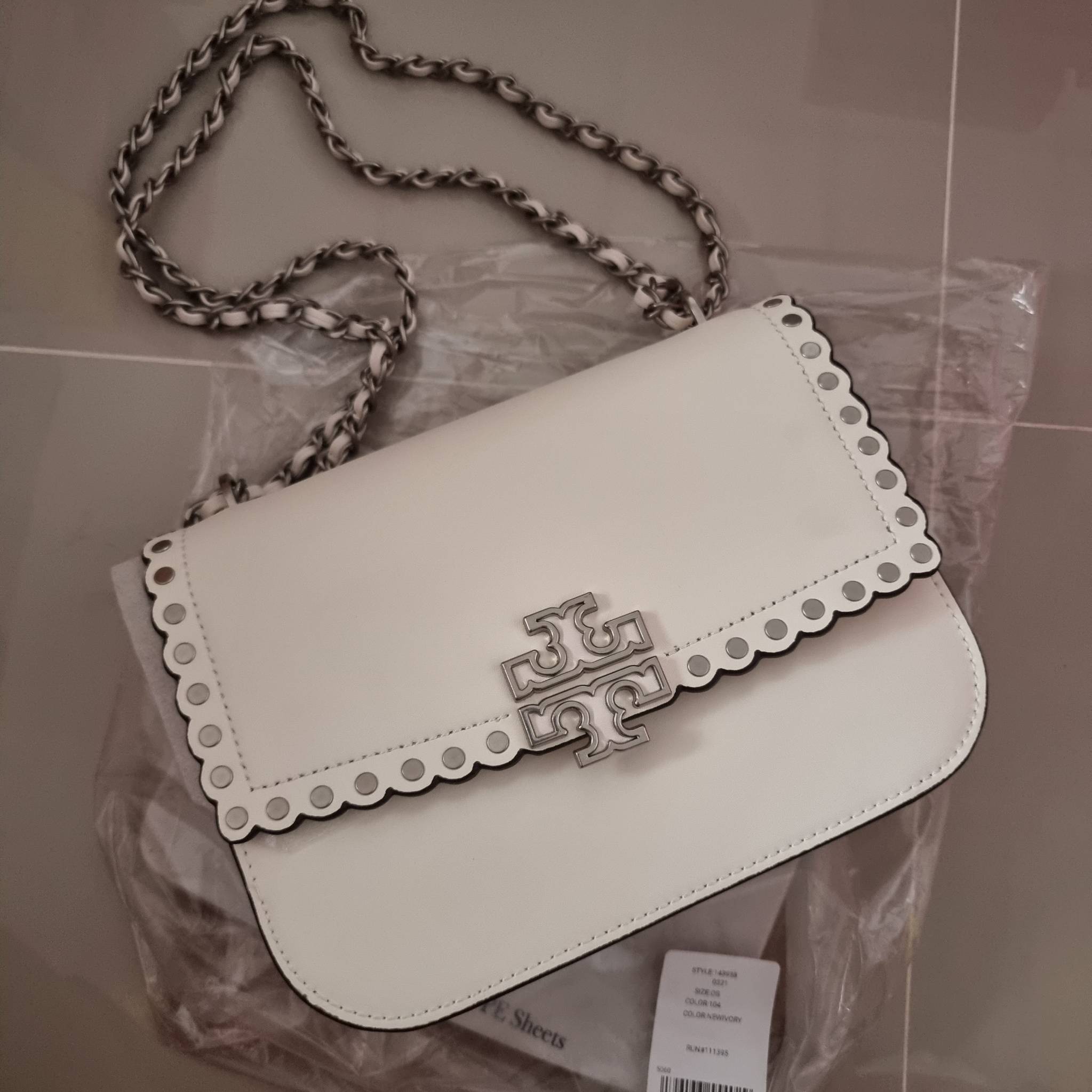 TORY BURCH BRITTEN STUDDED CROSSBODY BAG / Tory Britten Small Adjustable Shoulder Bag คอลเลคชั่นผู้ดี ดีไซน์ใหม่ล่าสุด กระเป๋าสะพายตัวท็อป ที่ตกแต่งด้วยโลโก้และหมุดสวยงาม