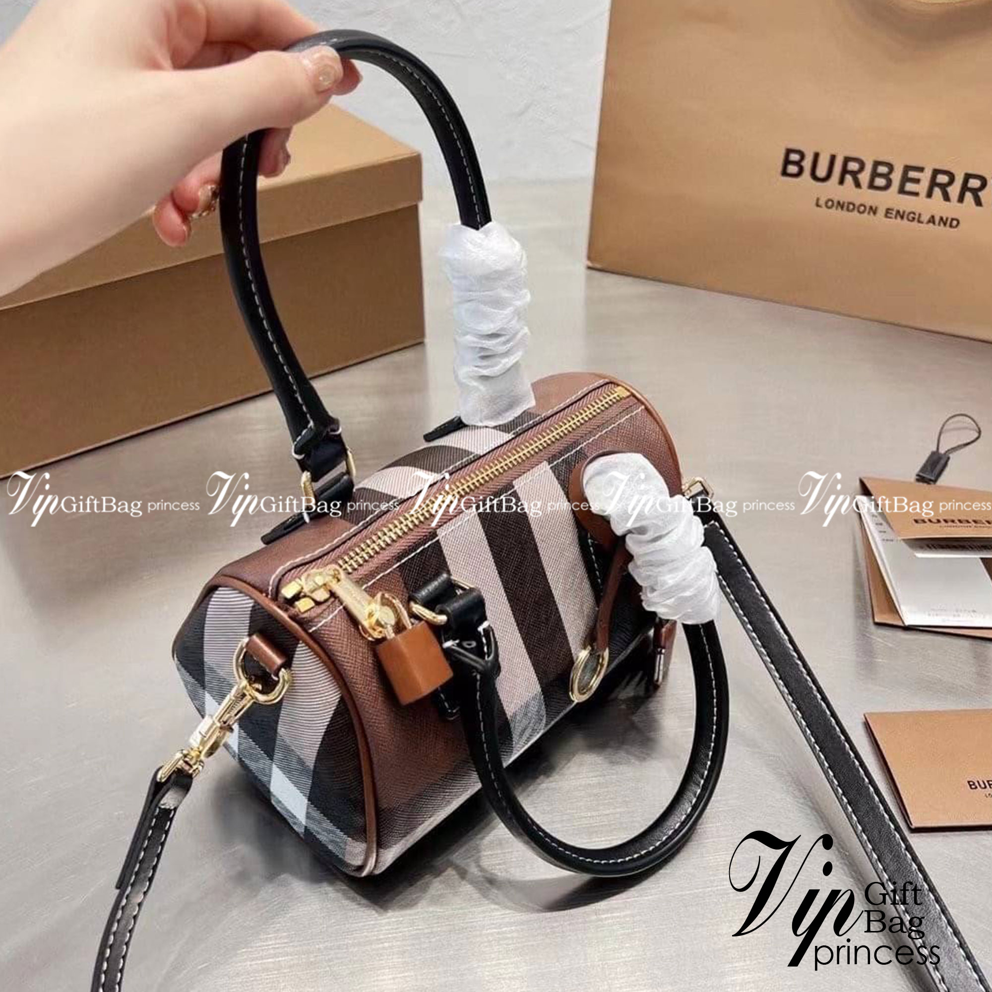 Burberry Small Check Bowling Bag / Burberry Coated fabric boston bag / BURBERRY FRAGRANCES VINTAGE BOWLING BAG กระเป๋าสะพายใบเล็กน่ารัก ลายวินเทจ โทนสีใช้งานง่าย Vintage Signature สวยหรูสุดคลาสสิค ภายในโล่งกว้าง สามารถใส่มือถือ กระเป๋าสตางค์ ของจุกจิกได้ 