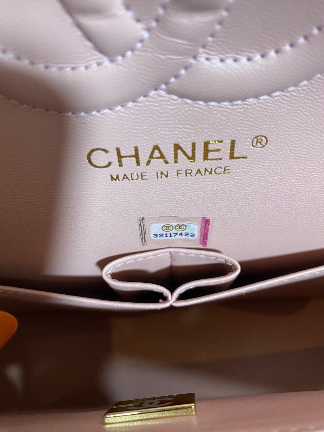 CHANEL Classic Medium Flap Bag กระเป๋าสะพายคลาสสิกรุ่นยอดนิยมตลอดกาล ดีไซน์เรียบหรูหราขับผิว งานหนังแท้สวยมาก มีอะไหล่เงินและทอง สุดยอดเดอะเบสท์ไอเท็ม