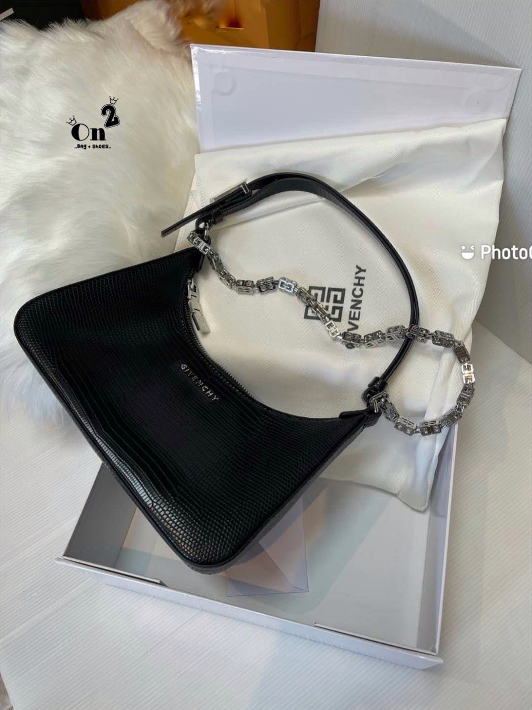 Givenchy Black Moon Cut Out Shoulder Bag พร้อมส่งที่ไทย กระเป๋าสะพายไหล่งานซิปใบเล็ก หน้าติดโลโก้แบรนด์มาพร้อมสายโซ่ งานสวยตามรูป อะไหล่เงิน สายสะพายปรับระดับได้ เกรดมิลเลอร์สวยหรู สาวๆ รีบจับจอง อย่าคิดนาน ราคานี้กับคุณภาพถือว่าคับแก้วมั๊กมากกกก ไม่ซื้อท