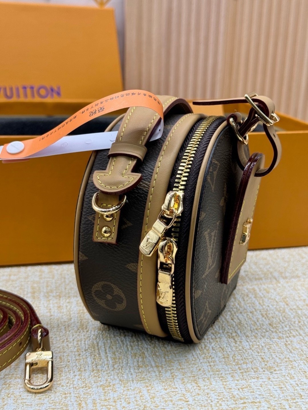สลับแท้ Top ORI | LV Mini Boite Chapeau / lvpetite กระเป๋าคาดเอว พร้อมสายสะพายข้างได้ หนังแคนวาสแท้ เกรดดีสุด 🤍 เกรดเทพออริจินอล สลับแท้ 1:1 ภาพถ่ายจากงานขายจริง ใช้งานต่างประเทศได้