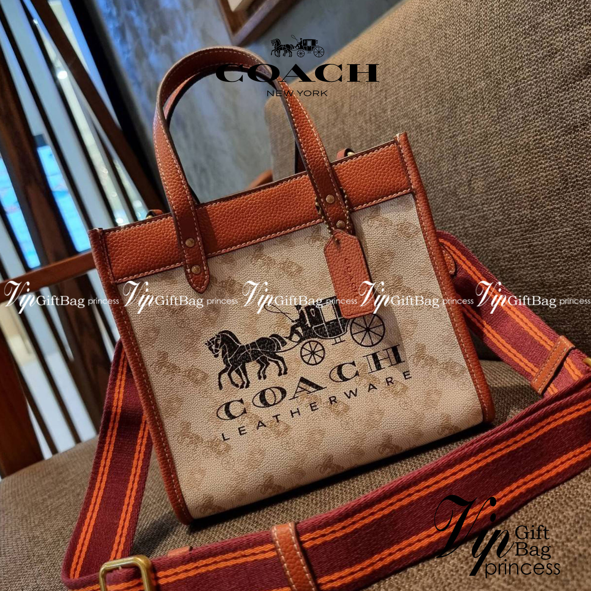 COACH C8456 FIELD TOTE 22 WITH HORSE AND CARRIAGE PRINT AND CARRIAGE BADGE คอลเลคชั่นสุดคลาสสิค ต้อนรับซัมเมอร์ ทั้งสดใสและร้อนแรง สวยหรูดูแพงในไอเท็มเดียว กระเป๋าทรงโท้ท ไซส์กำลังสวย น่ารักน่าใช้ ฟังก์ชั่นการใช้งานสะดวกที่สุด มีทั้งสายคล้องแขนในตัว และสา