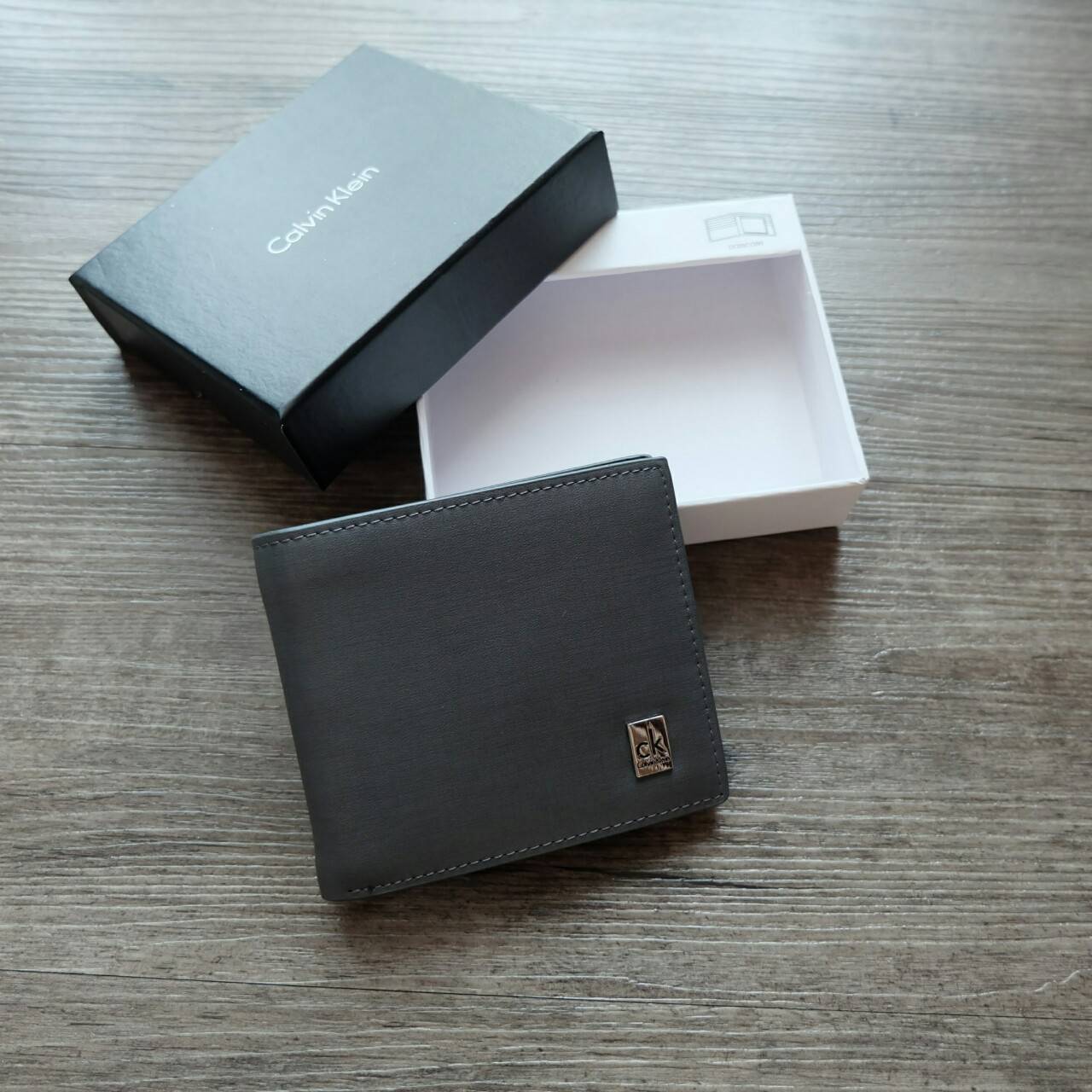 Calvin Klein Short Wallet กระเป๋าสตางค์ใบสั้น ด้านหน้าตกแต่งด้วยโลหะเงิน ปั๊มแบรนด์ จะมอบเป็นของขวัญหรือใช้เองก็แนะนำค่ะ