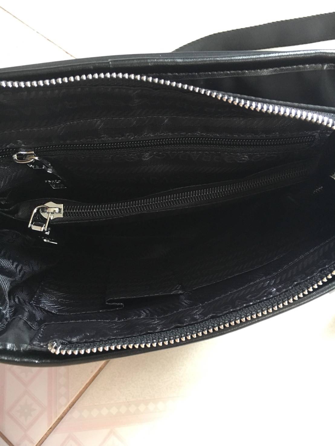 New arrival! จากงานพรีเมี่ยมกิ้ฟ เคาเตอร์ต่างประเทศ Prada nylon รุ่น Limited edition กระเป๋าอเนกประสงค์ สามารถใส่ของได้เยอะมากคะ ด้านหน้าโลโก้อะไหล่เงินทั้งใบ มีช่องซิปหลังฝาเปิด ด้านในมีช่องซิปกลางแบ่งกระเป๋า และยังมีช่องซิป สำหรับสาวๆที่ของเยอะเหมาะมากค