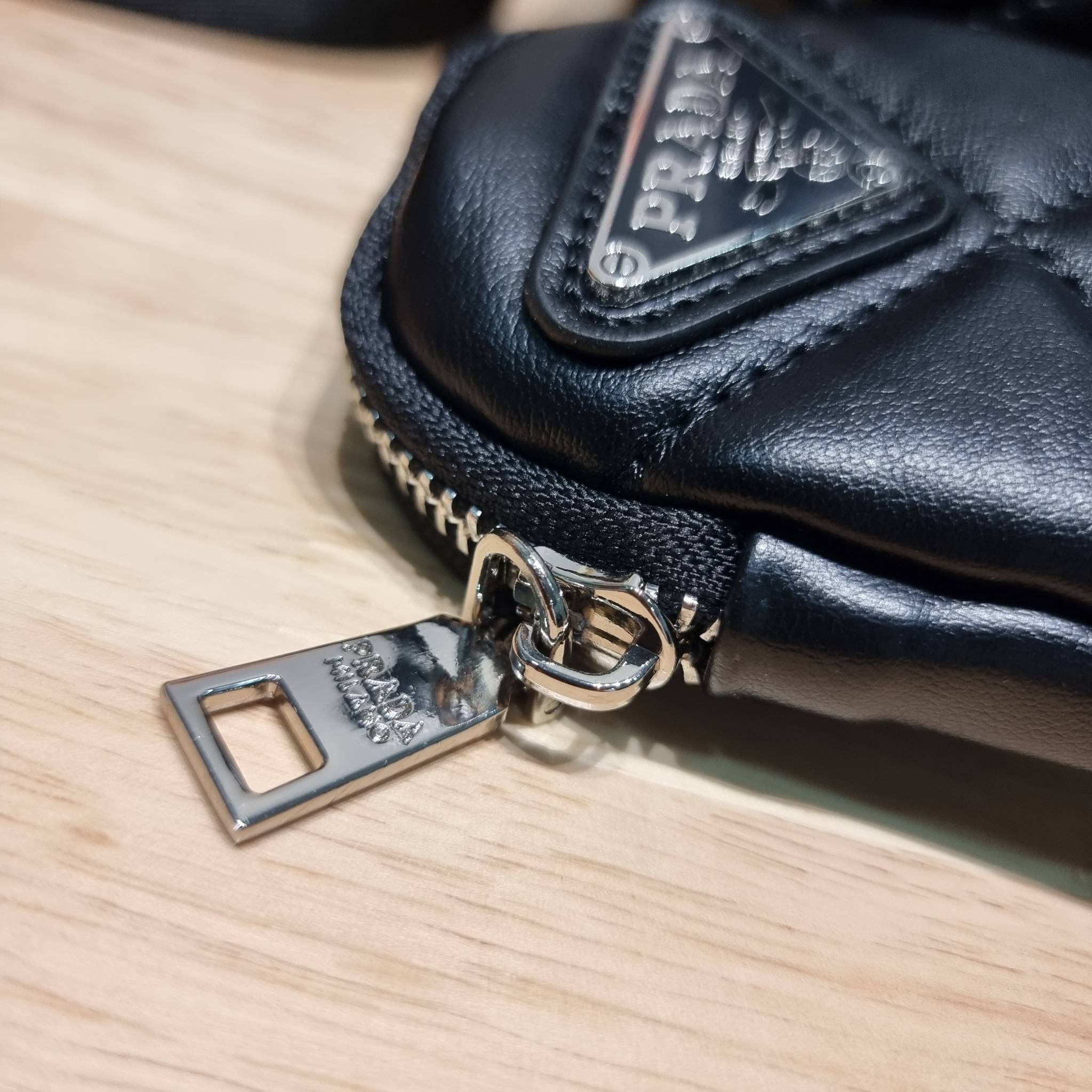 PRADA LEATHER PADDED BAG ใหม่ล่าสุด กับคอลเลคชั่นที่ทำออกมาตอบโจทย์ได้ทุกไลฟ์สไตล์ และเป็นยูนิเซ็กส์ กับกระเป๋าทรงโท้ท ขนาดกำลังดี