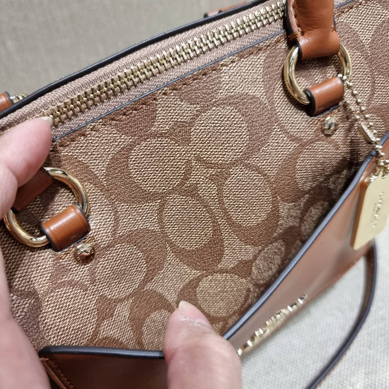 COACH F38089 MINI EMMA SATCHEL IN SIGNATURE CANVAS รุ่นหายาก รุ่นที่สาวๆตามหา จัดมาให้สมกับที่รอคอยกันไปเลยจ้า!! เป็นรุ่นที่ดีไซน์ออกมาให้ใช้งานง่าย สะดวก สวย หรู ดูดี!! กระเป๋าสะพายทรงสวย วัสดุหนังแคนวาสเคลือบลาย มาพร้อมสายสะพายข้างและหูจับในตัว ถอดออกถื
