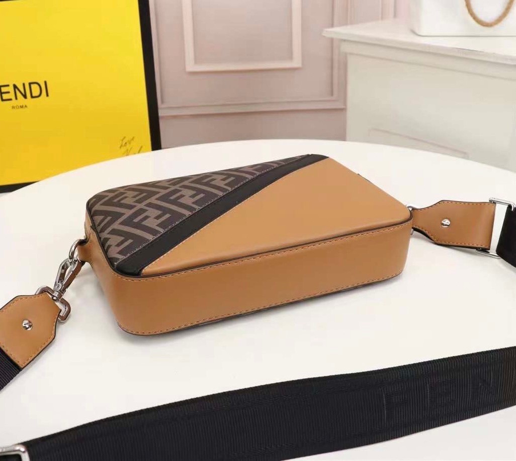FENDI Ff-Print Coated-Canvas And Leather Cross-Body Bag เกรดออริจินอล FENDI Messenger Bag กระเป๋าสะพายข้าง ให้หนุ่มๆได้ตัวตึงกันไปเลยจ้า กับกระเป๋าสะพายทรงแมสเซ็นเจอร์ รุ่นหายาก ดีไซน์เรียบหรู สะดวกใช้ที่สุด ภายในโล่งกว้าง สายสะพายถอดได้ ปรับใช้ตามสะดวก ใ