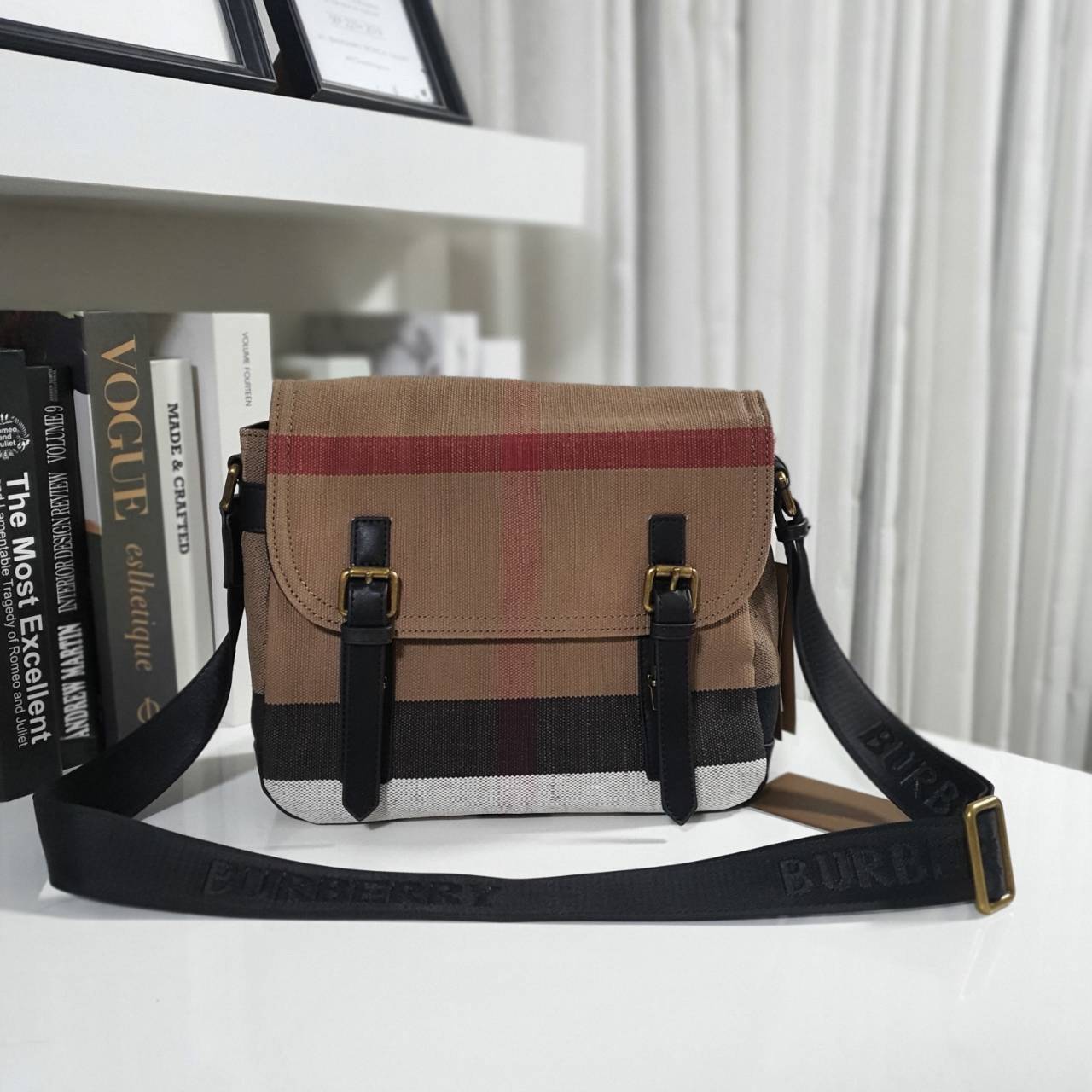 พร้อมเป็นของขวัญ มอบให้คุณผู้ชายแล้วค่ะ สำหรับ BURBERRY MASSENGER VINTAGE BAG VIP GIFT WITH PURCHASE (GWP) พรีเมี่ยมกิ๊ฟ Limited Edition จากBURBERRY วัสดุผ้าแคนวาสโทนสีสุภาพ คลาสสิค ด้ายหลังมีช่องกระดุมใหญ่ ตัวกระเป๋าเปิดปิดด้วยตัวล็อค ภายในมีช่องแยก2ช่อง