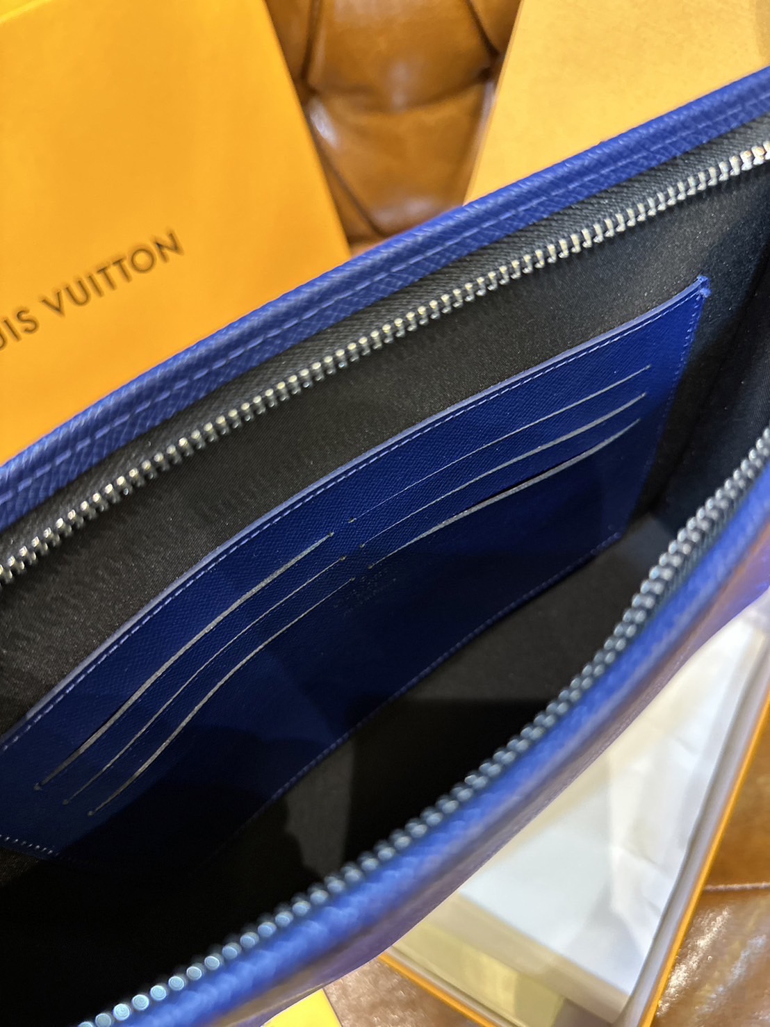 พร้อมส่ง LV Pochette Voyage MM / LV Clutch กระเป๋าถือทรงคลัช ทรงพอช เกรดออริ สลับแท้ 1:1 ใช้ต่างประเทศได้ ใช้ได้ทั้งชายหญิง