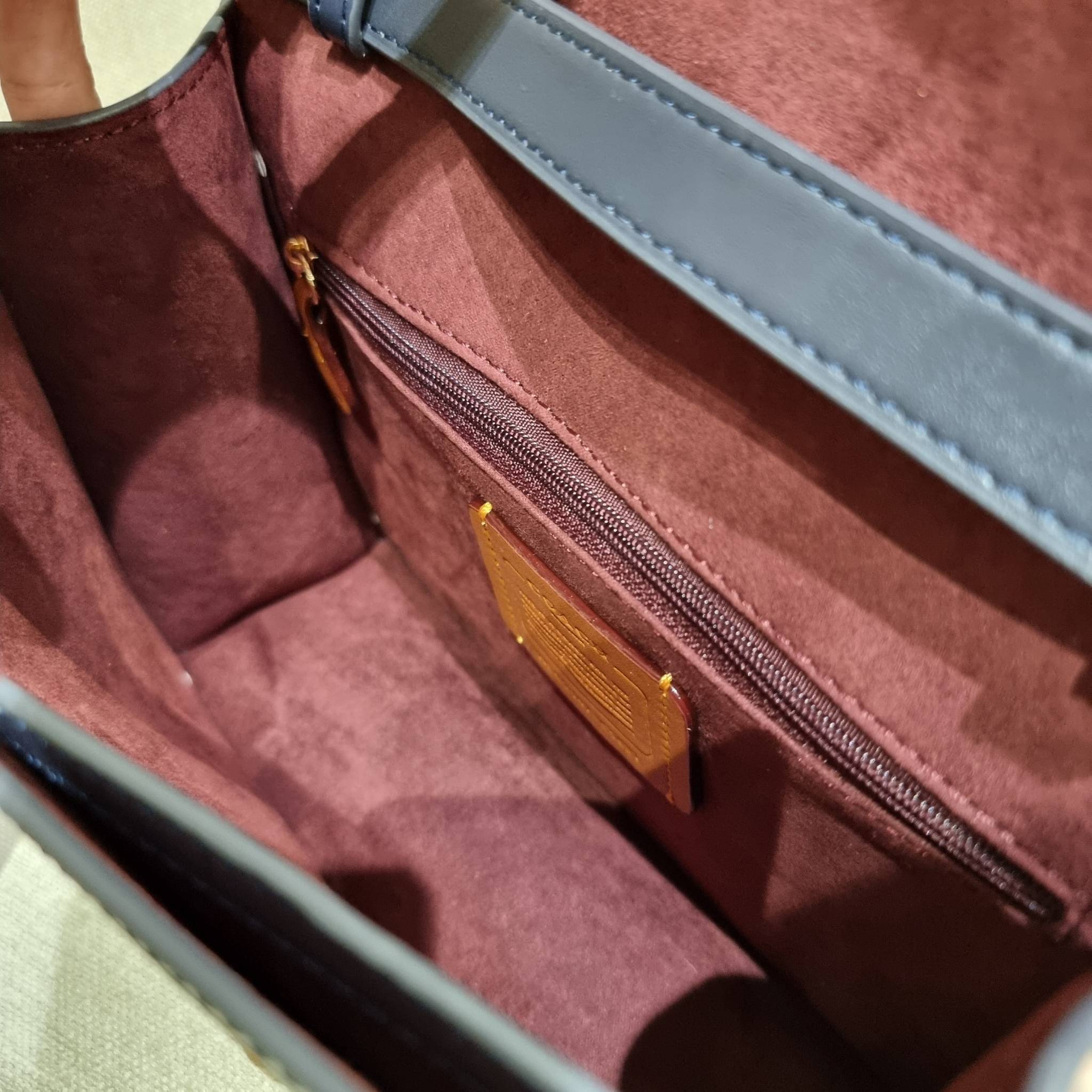 COACH C5631 BRYNN FLAP CROSSBODY แซ่บที่สุด ใหม่ที่สุด!! คอลเลคชั่นใหม่!! มองยังไงก็หลงรักละสายตาไม่ไหว กระเป๋าสะพายข้างลุคไฮน์ ที่ดีไซน์ออกมาได้ปัง และดูแพงมากๆ ด้วยดีเทลคลาสสิค รูปทรงใช้งานง่าย เรียบๆแต่มีดีเทล วัสดุหนังลายจระเข้ สวยม้าก!!! เปิด-ปิดด้วย