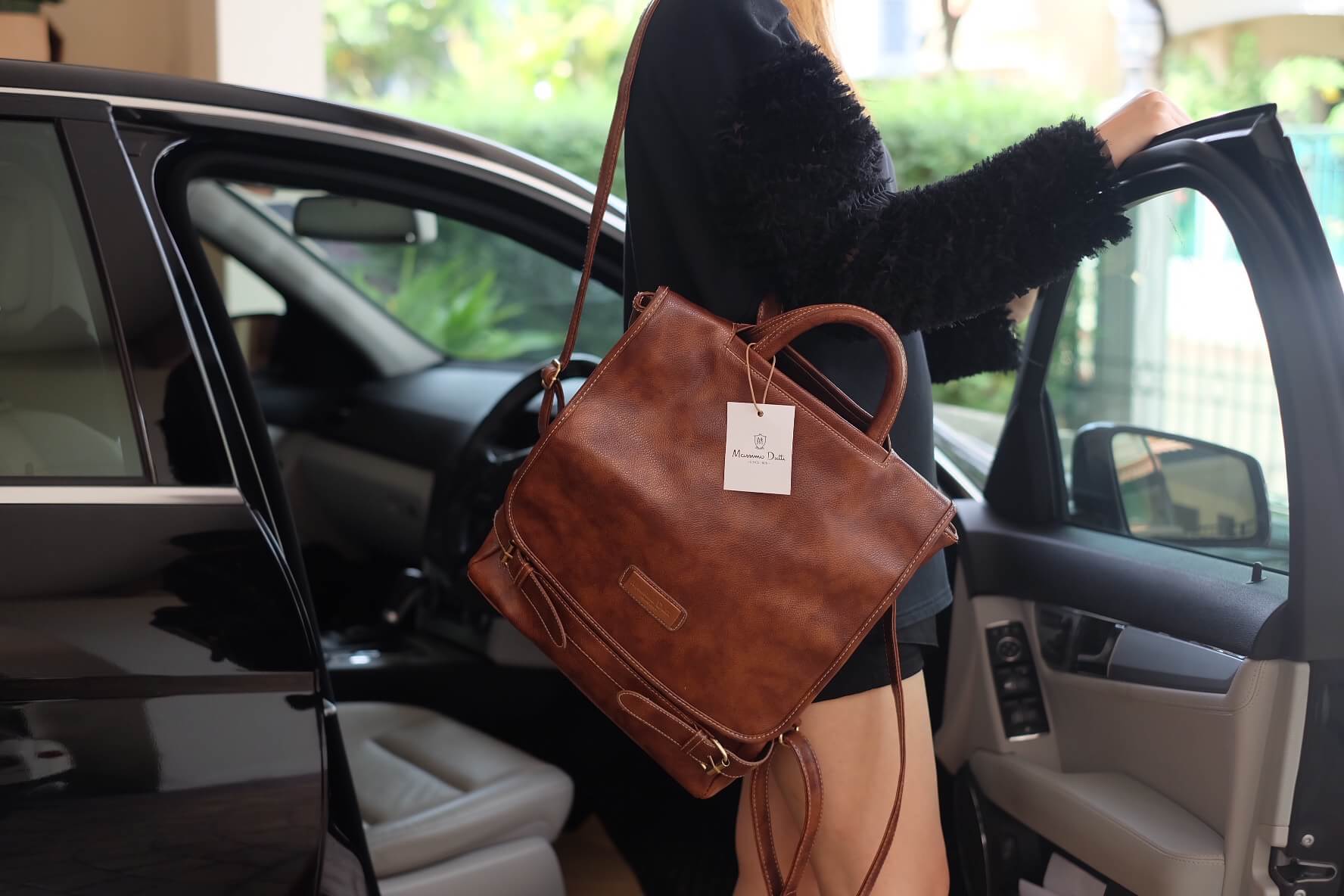 Best Seller massimo dutti Leather Backpack กระเป๋าหนังสวยมาก ปากกระเป๋า เปิดได้กว้าง จุเยอะ หยิบหาของสะดวกมากค่ะ - ปากกระเป๋าเปิดได้กว้าง หาของง่าย - ด้านในมีช่องเก็บของย่อย - มีช่องด้านหลัง ใส่ของ หยิบของสะดวกขึ้น -ด้านในมีช่องแบ่งเก็บของ 2 ช่องใหญ่ มีซิ