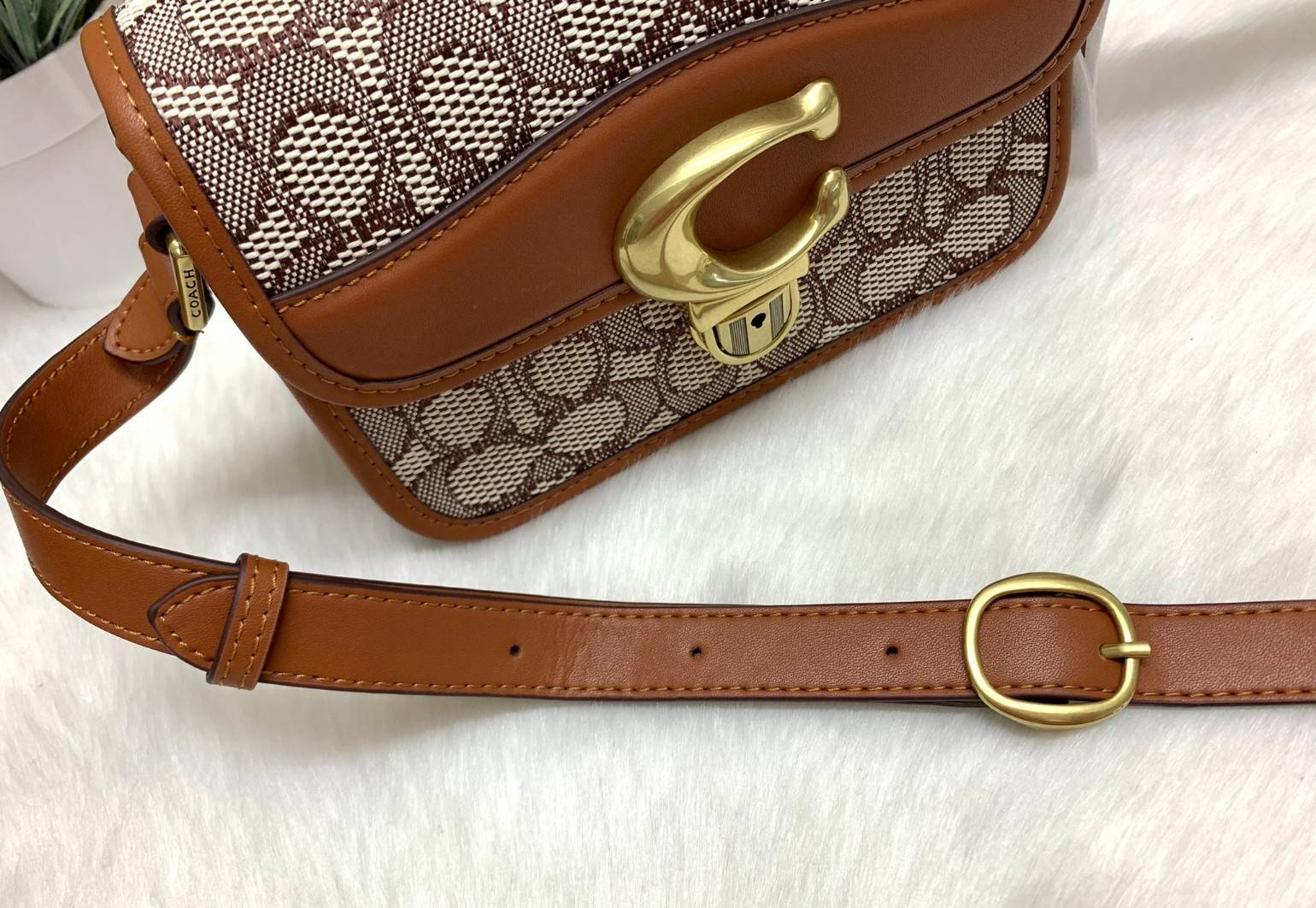 COACH STUDIO SHOULDER BAG 19 IN SIGNATURE JACQUARD ((C7937)) พร้อมส่งที่ไทย ยังไงต้องมีแล้วล่ะสาวๆๆ กระเป๋าสะพายแบบครอสบอดี้ร์ วัสดุJacquard ทอลายแบรนด์+หนังแท้ ได้ลงตัว ลุคคลาสสิค ดูดีมากๆค่ะ ด้านหน้าประดับด้วยโลหะโลโก้แบรนด์ตัวใหญ่ หรู พร้อมที่เปิดปิดแบ