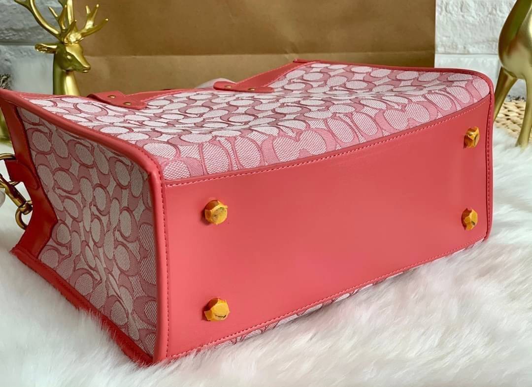 สวยๆ เคลียสต๊อค มีไม่มากจร้าา! COACH TOTE FIELD JACQUARD BAG ((C3282)) กระเป๋าหิ้ว//สะพายข้าง JacquardลายC+หนังแท้ สวยงามลงตัวมากๆค่ะ ปากกระเป๋าเปิดปิดแบบกระดุมแม่เหล็ก ภายในกว้าง สาวๆทีาสัมภาระเยอะบอกเลยเหมาะมากค่ะ