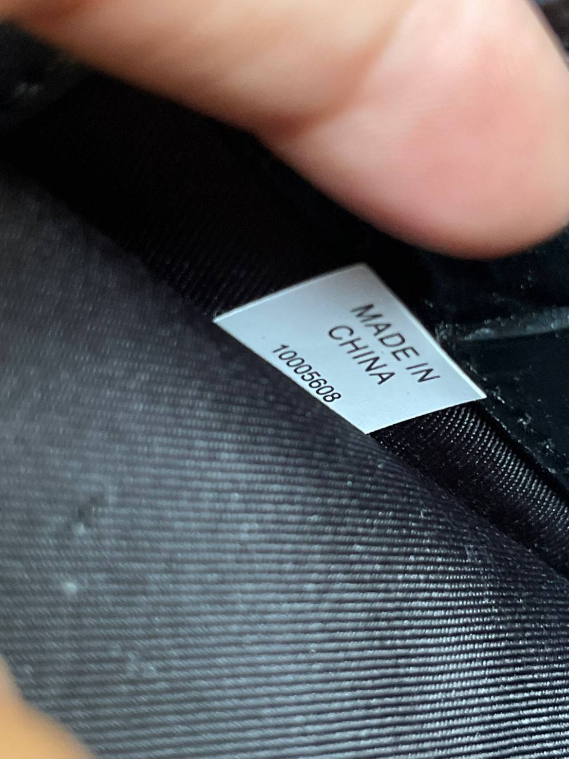 Tory Burch Black Carson Croc Embossed / TORY BURCH Carson Convertible Croc Leather รุ่นท็อปที่สาว ๆ หลายคนถูกใจ ด้วยทรงกระเป๋าคลาสสิกสุดเก๋ ใช้งานแบบไหนก็ดูดี ในลุคช์สาวหวานแบบสะพายสายคู่ หรือ ต้องการความคล่องตัวด้วยการสะพายแบบครอสบอดี้ มีดีไซน์ที่ Practi