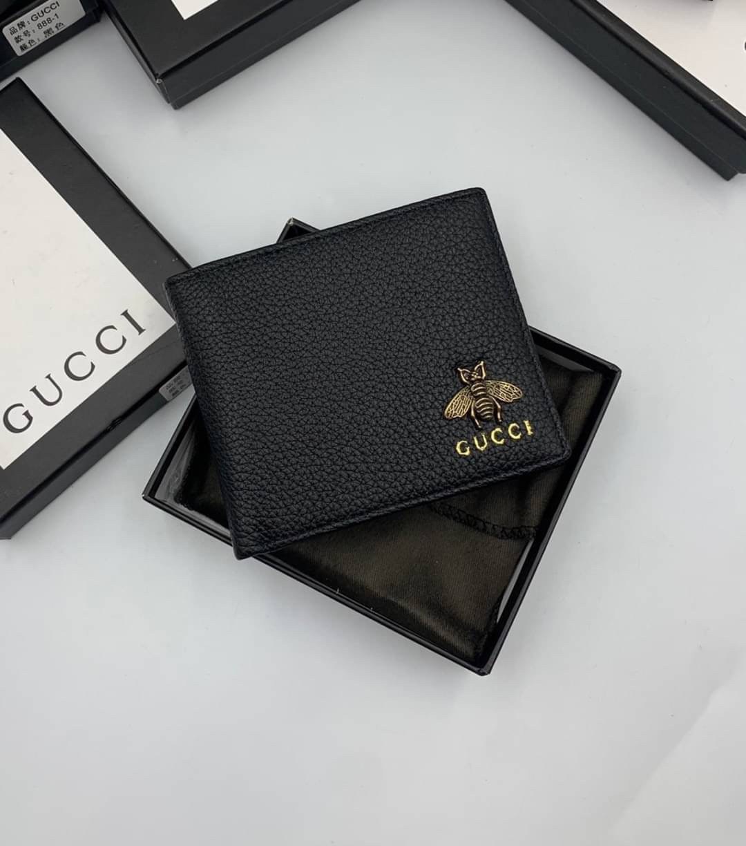หนังแท้ GUCCI Men Short Wallet รุ่นใหม่ล่าสุด!! หนังสวยเริด ดีงามมากค่าาา กระเป๋าสตางค์ใบสั้น ดีไซน์ใหม่ สวยดูหรู ถือใช้กำลังเหมาะมือ ใส่บัตรได้เยอะ ใส่ธนบัตรได้ทุกชนิด มาครบ set พร้อมส่ง!! เป็นไอเท็มที่หนุ่มๆต้องมีจริงๆจ้า 😎😎